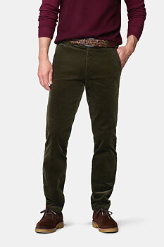 Gröna (dark green) chinos i exklusiv bredspårig manchester (Cord) och modern passform (Meyer / Bonn)