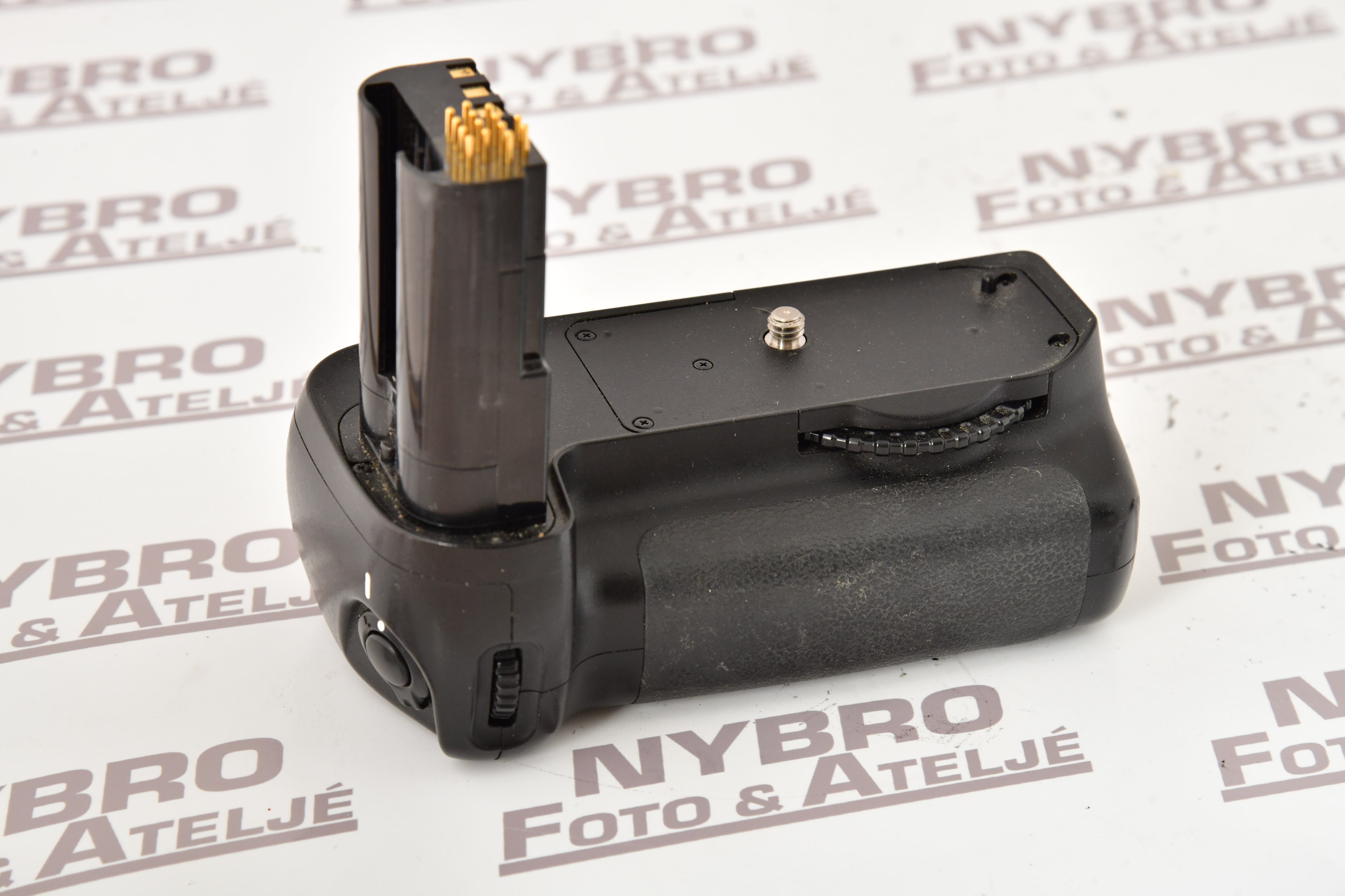 Nikon MB-D80