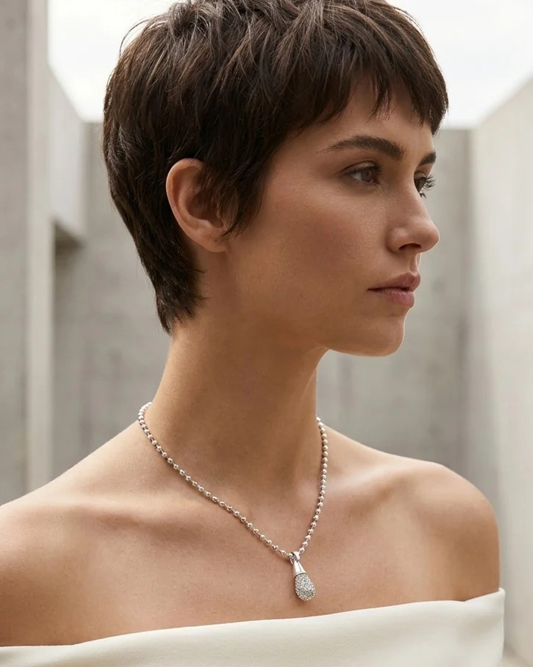 Halsband silverfärgat strassdroppe