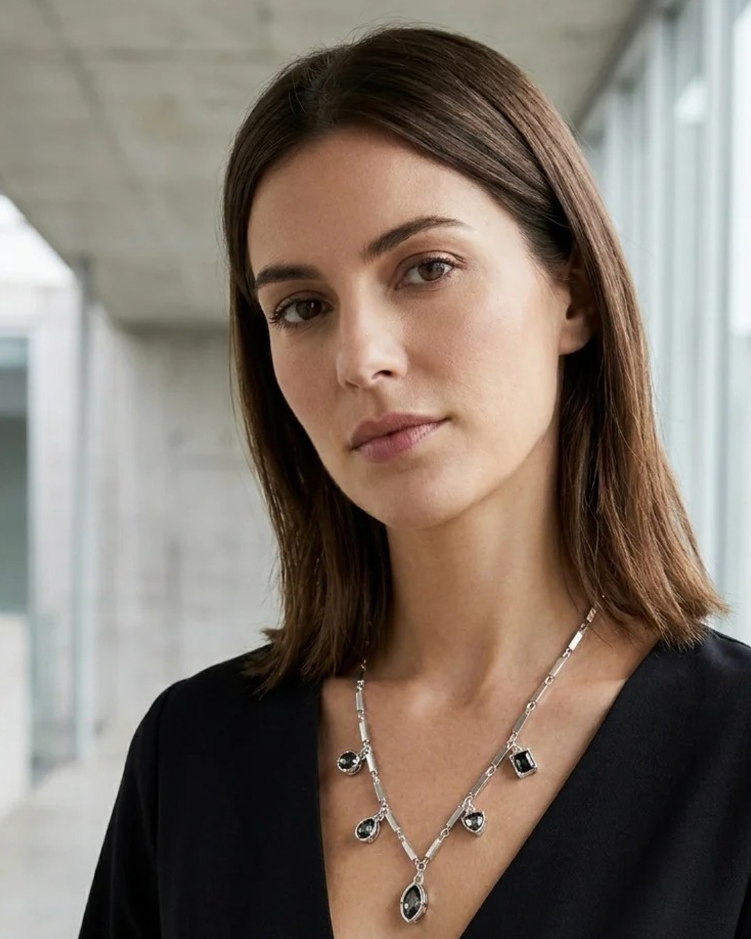 Halsband silverfärgat med kristallberlocker