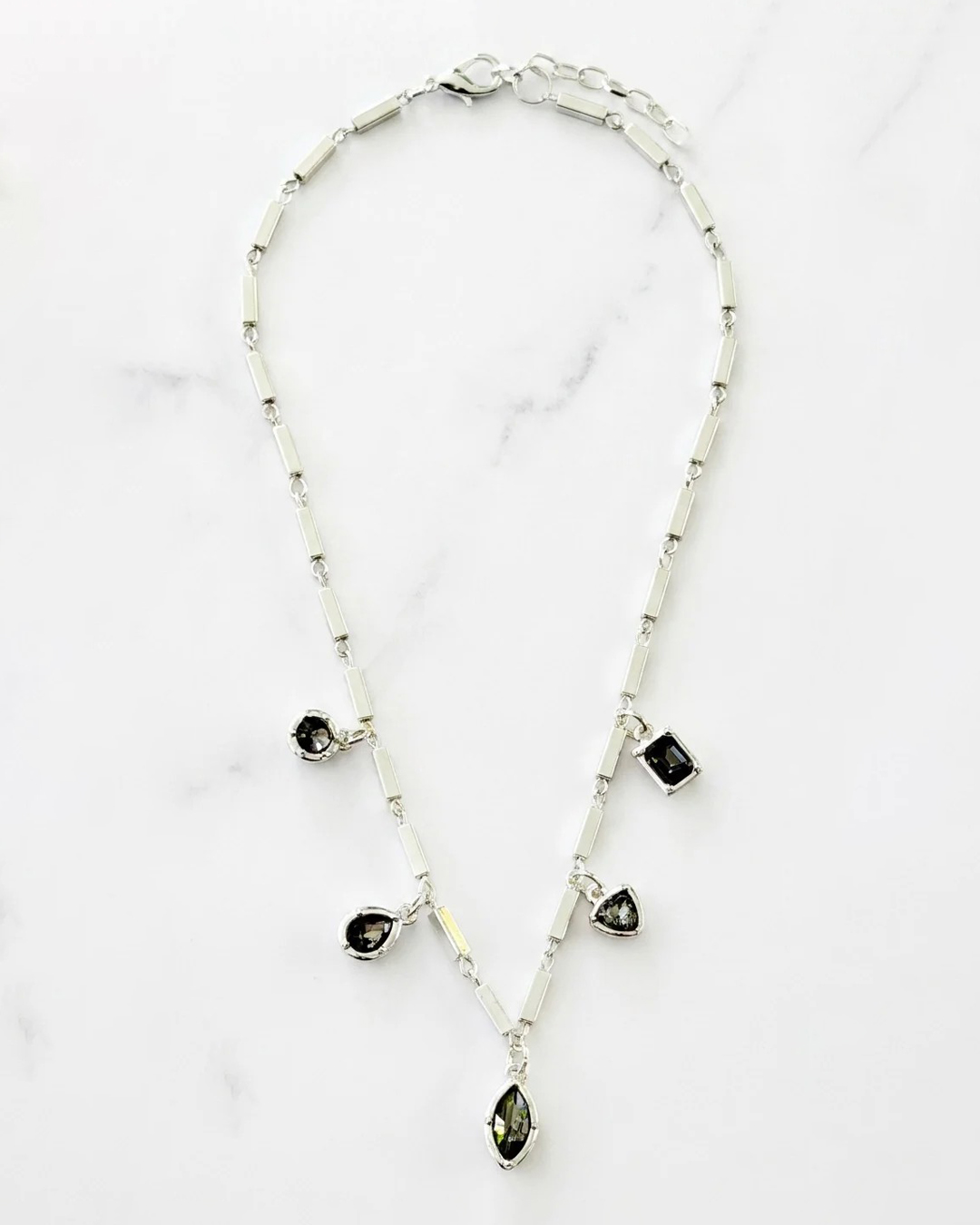 Halsband silverfärgat med kristallberlocker - 2