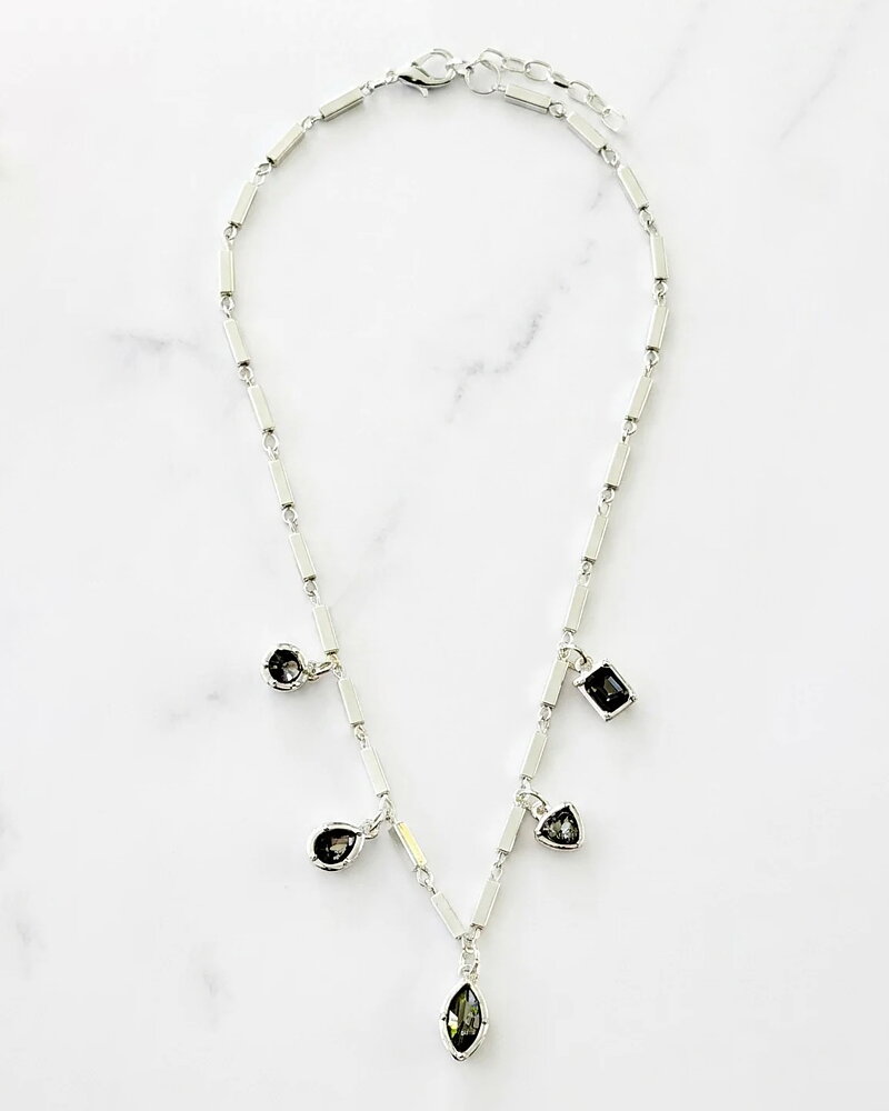 Halsband silverfärgat med kristallberlocker