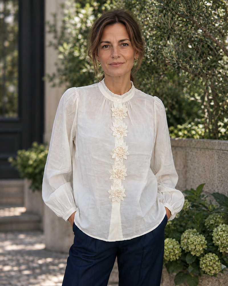 Blus Emili med blommor fram offwhite