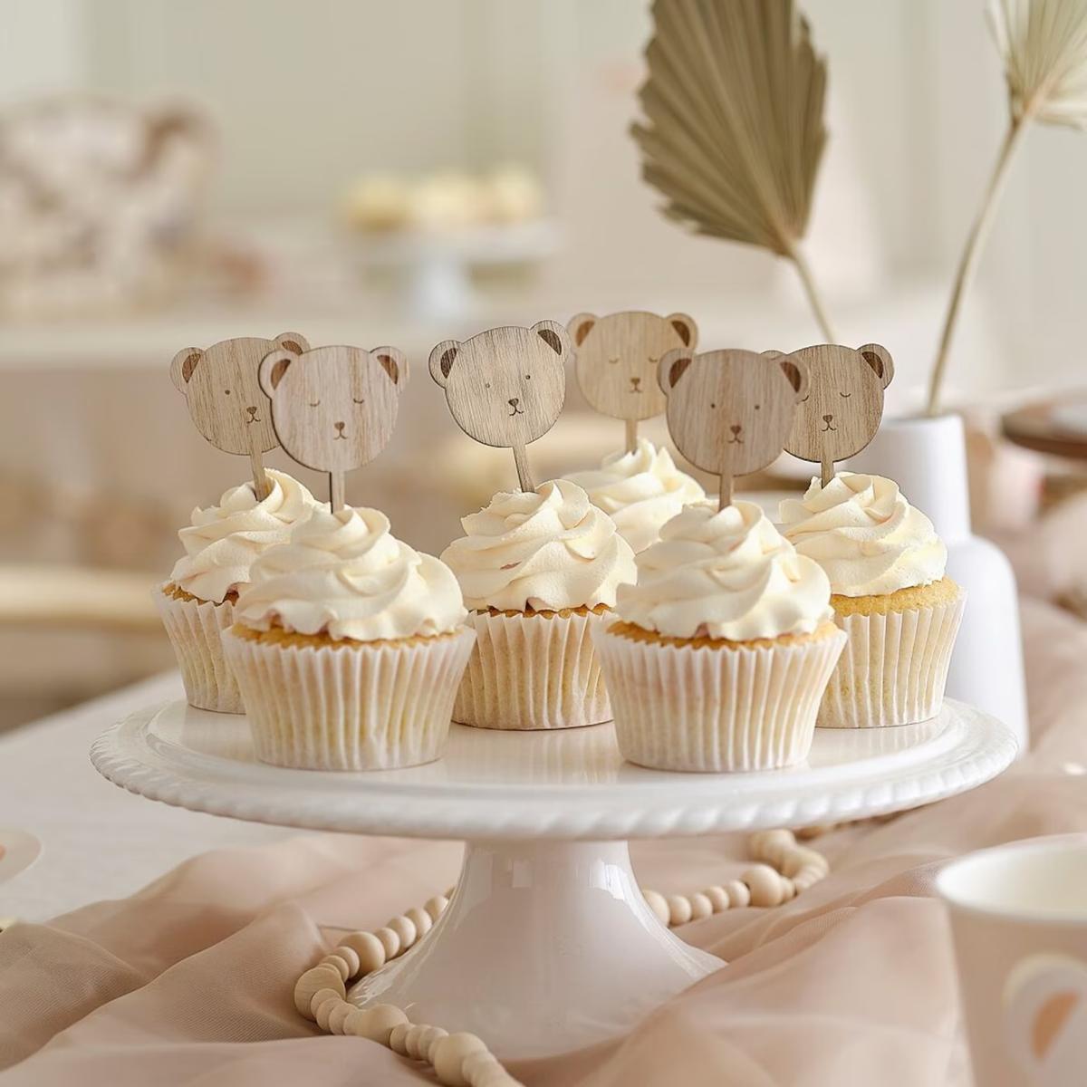 Tårtdekorationer med nallar i trä på cupcakes