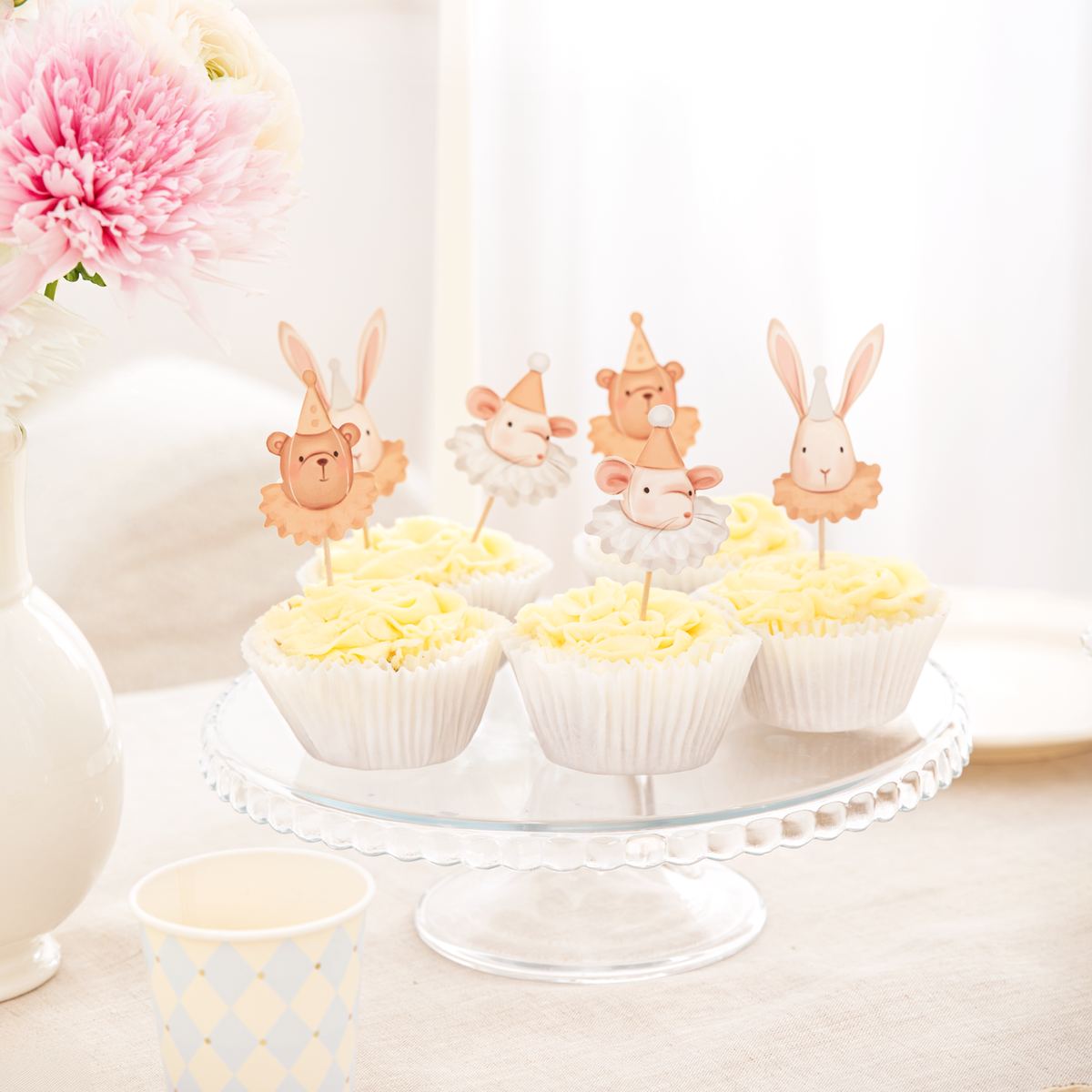 Cake toppers med kanin, nalle och mus på cupcakes