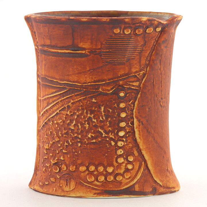 Bertil Vallien (Terra 1978) Brown Hourglass Vase with Relief Decor 13 cm (6)