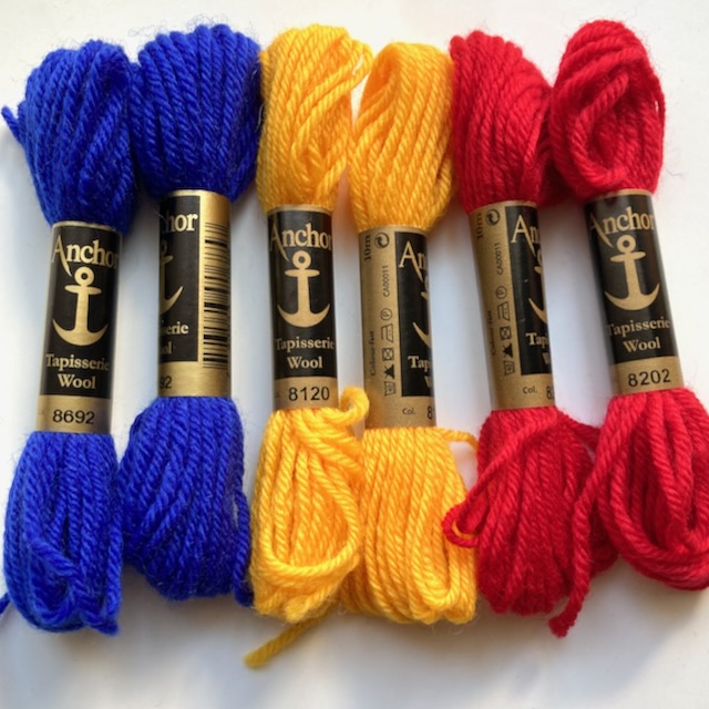 Tappisserie yllebroderigarn paket med 2 röda, 2 blå, och 2 gula dockor 