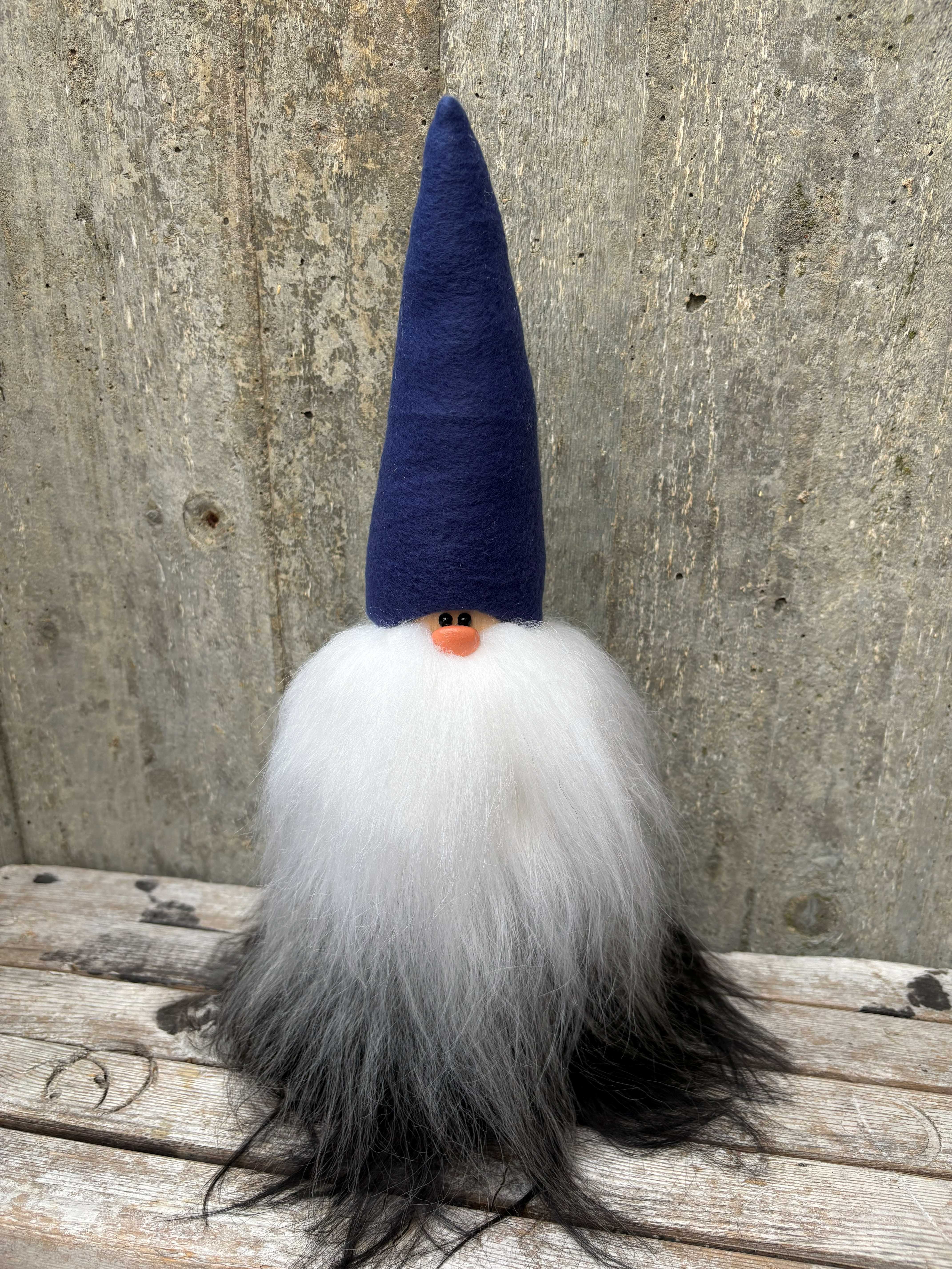 Handgjord Jätteskäggtomte ca 45 cm Årets Färg-mössa True Blue Svartvitt Skägg Islandsfår