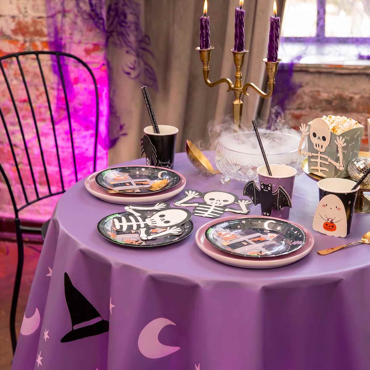 Halloweenkalas för barn med Spooky Friends dukning och dekorationer
