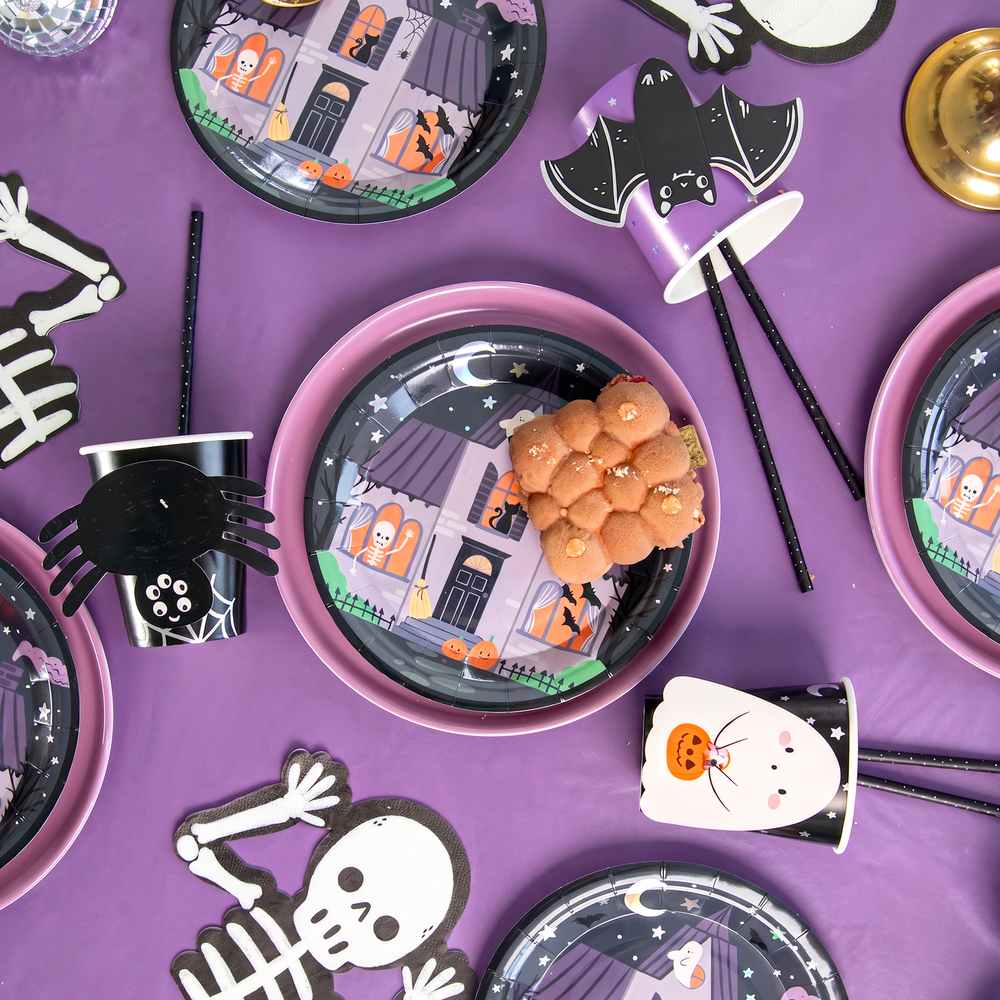 Spooky Friends Halloween dukning med papptallrikar och muggar