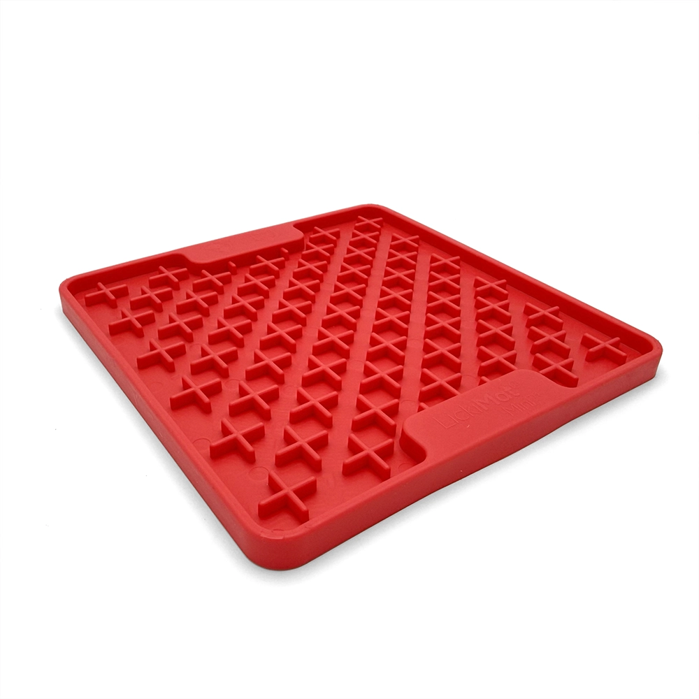 Grooming mat for small cats and dogs, including brachycephalic dogs with flat faces