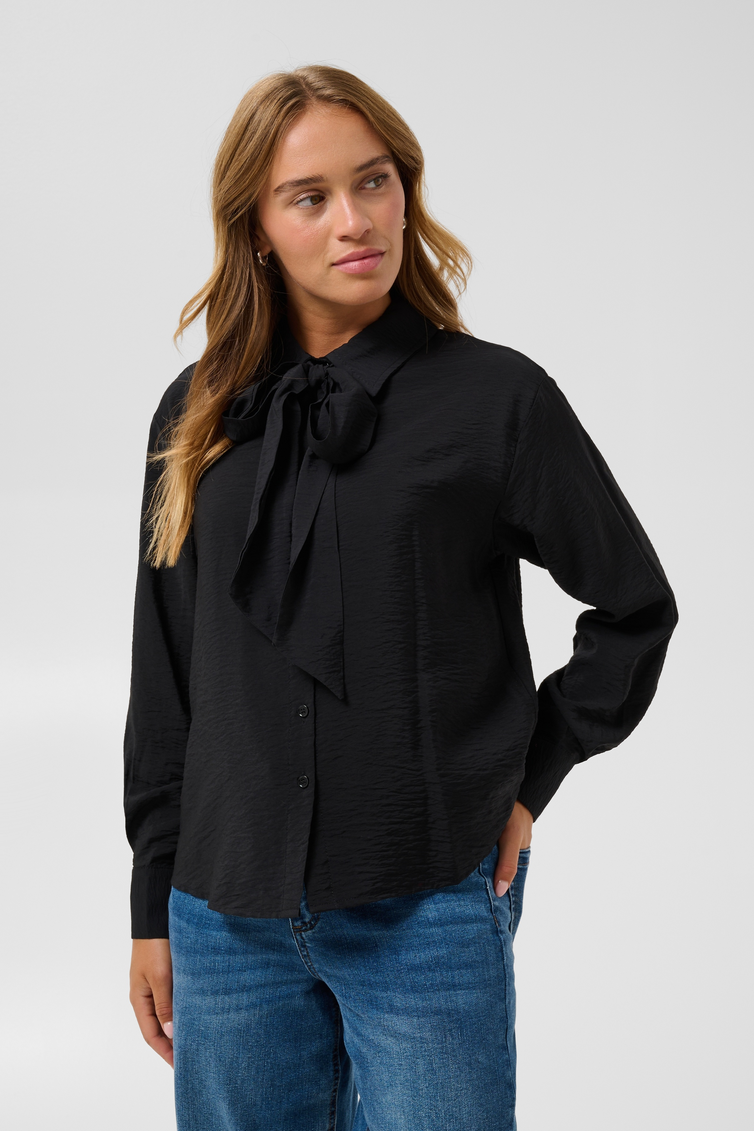 KAgilda Shirt Black Deep Svart skjortblus med avtagbart knyt - 5