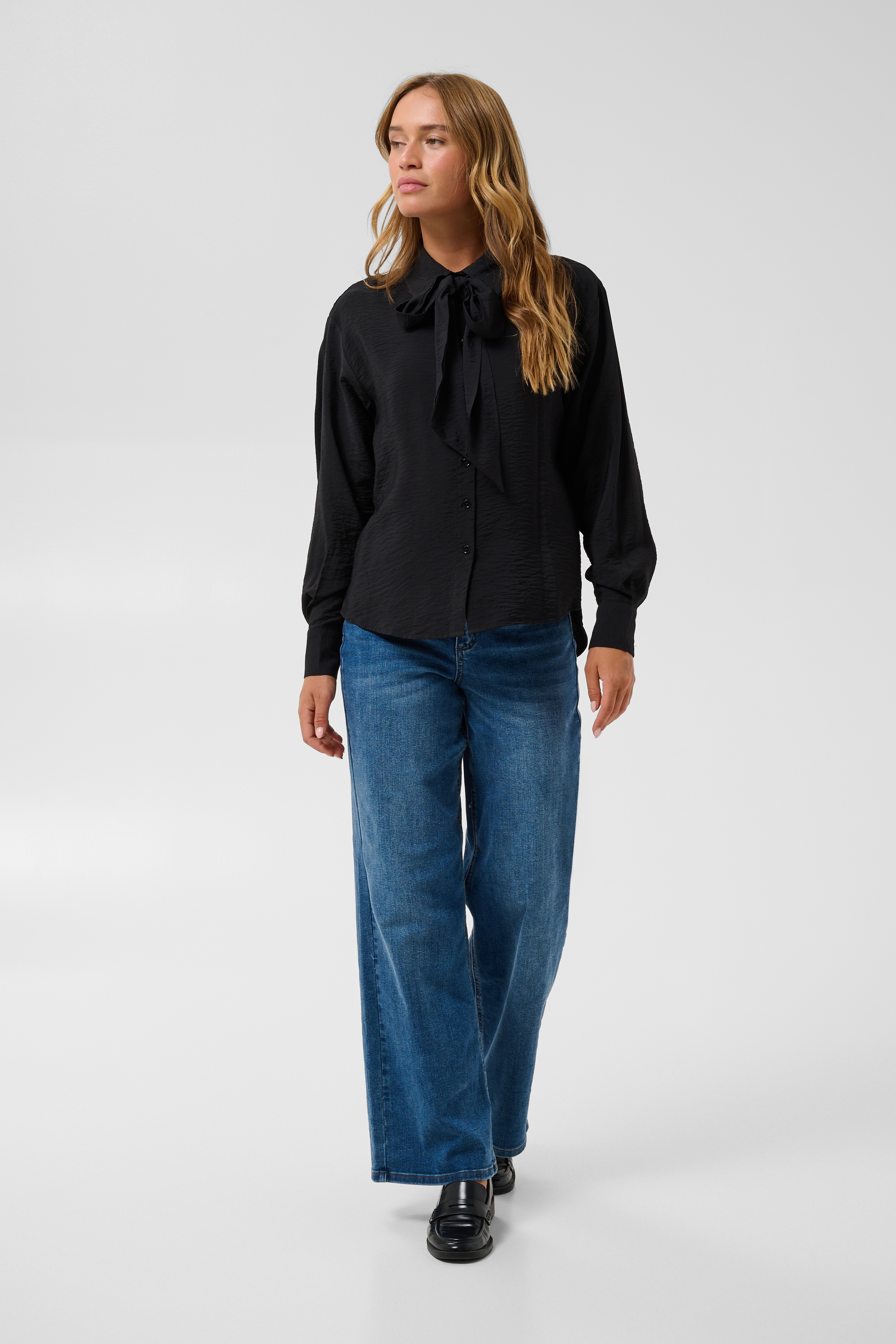 KAgilda Shirt Black Deep Svart skjortblus med avtagbart knyt
