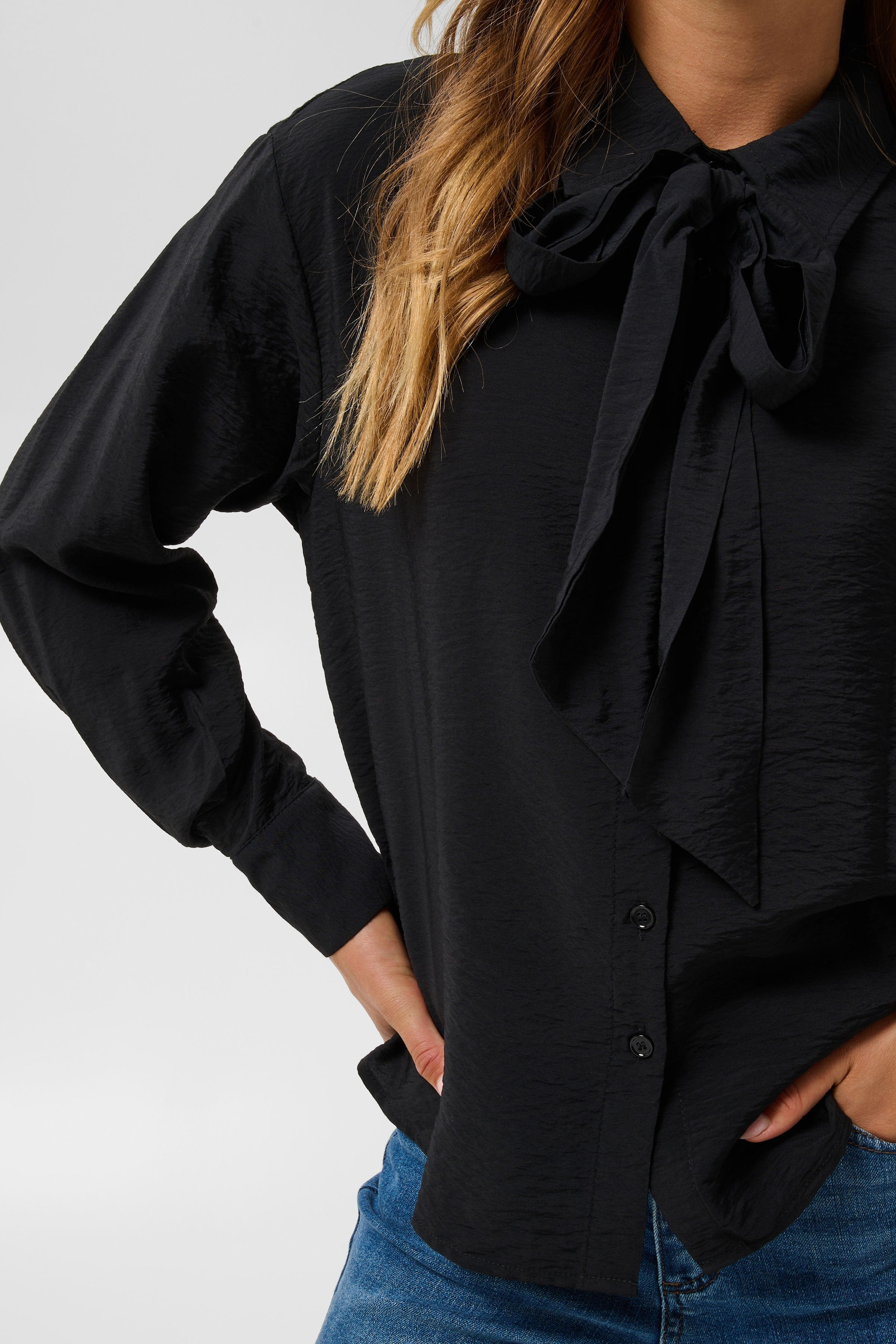 KAgilda Shirt Black Deep Svart skjortblus med avtagbart knyt - 3