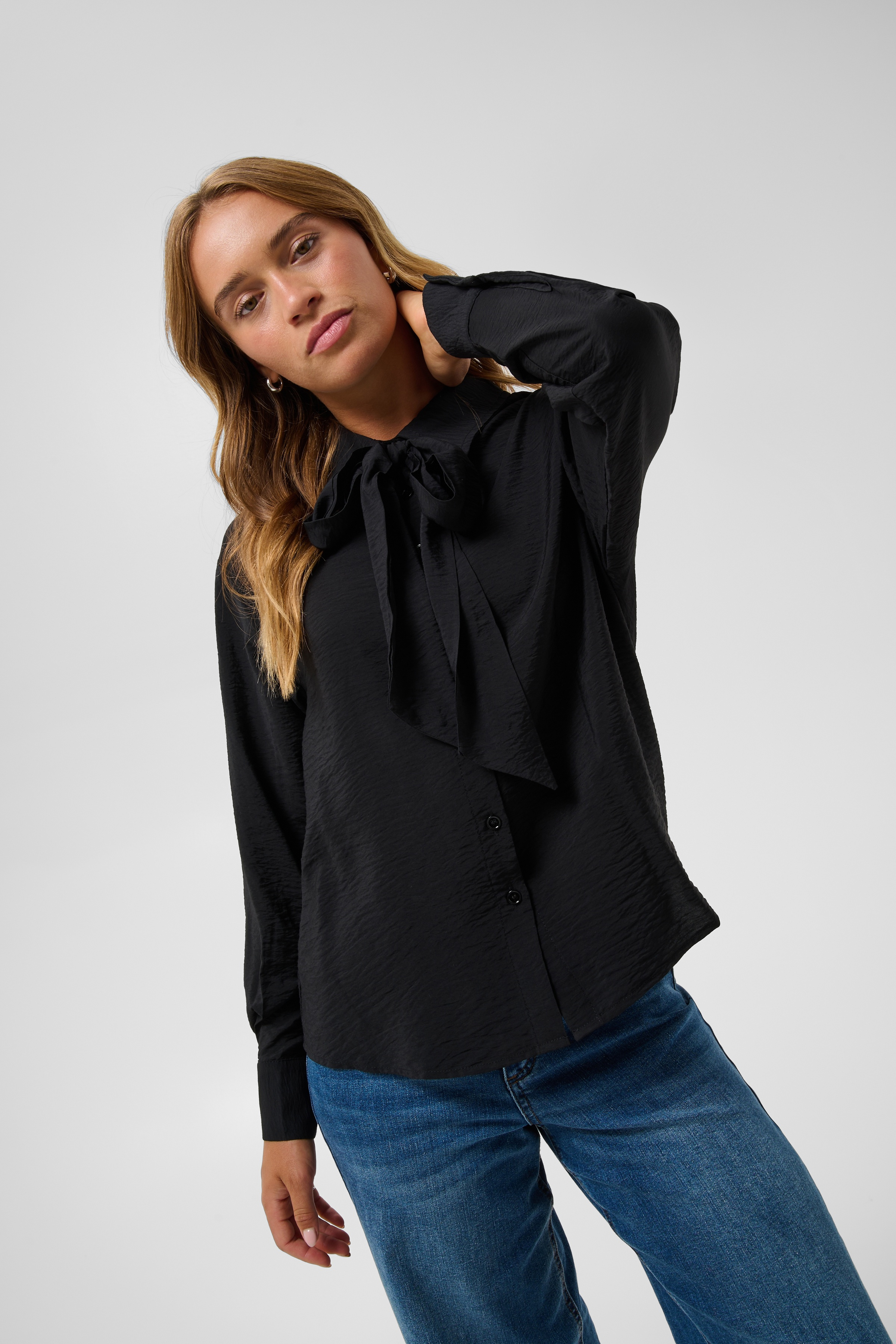 KAgilda Shirt Black Deep Svart skjortblus med avtagbart knyt