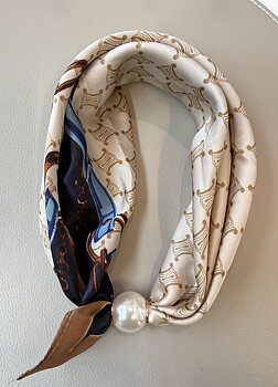 Satinscarf med pärlmagnet brun/beige mönstrad