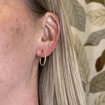 Guldörhängen Creoler med mönstrad yta, 18k guld, Vintage