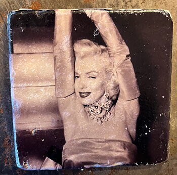 Glasunderlägg -  Marilyn Monroe - Diamonds Are a Girl’s Best Friend, svart-vit