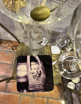 Glasunderlägg -  Marilyn Monroe - Diamonds Are a Girl’s Best Friend, svart-vit