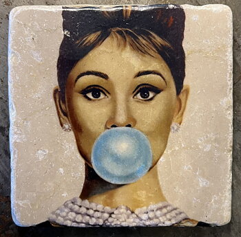 Glasunderlägg -  Audrey Hepburn med blå tuggummibubbla