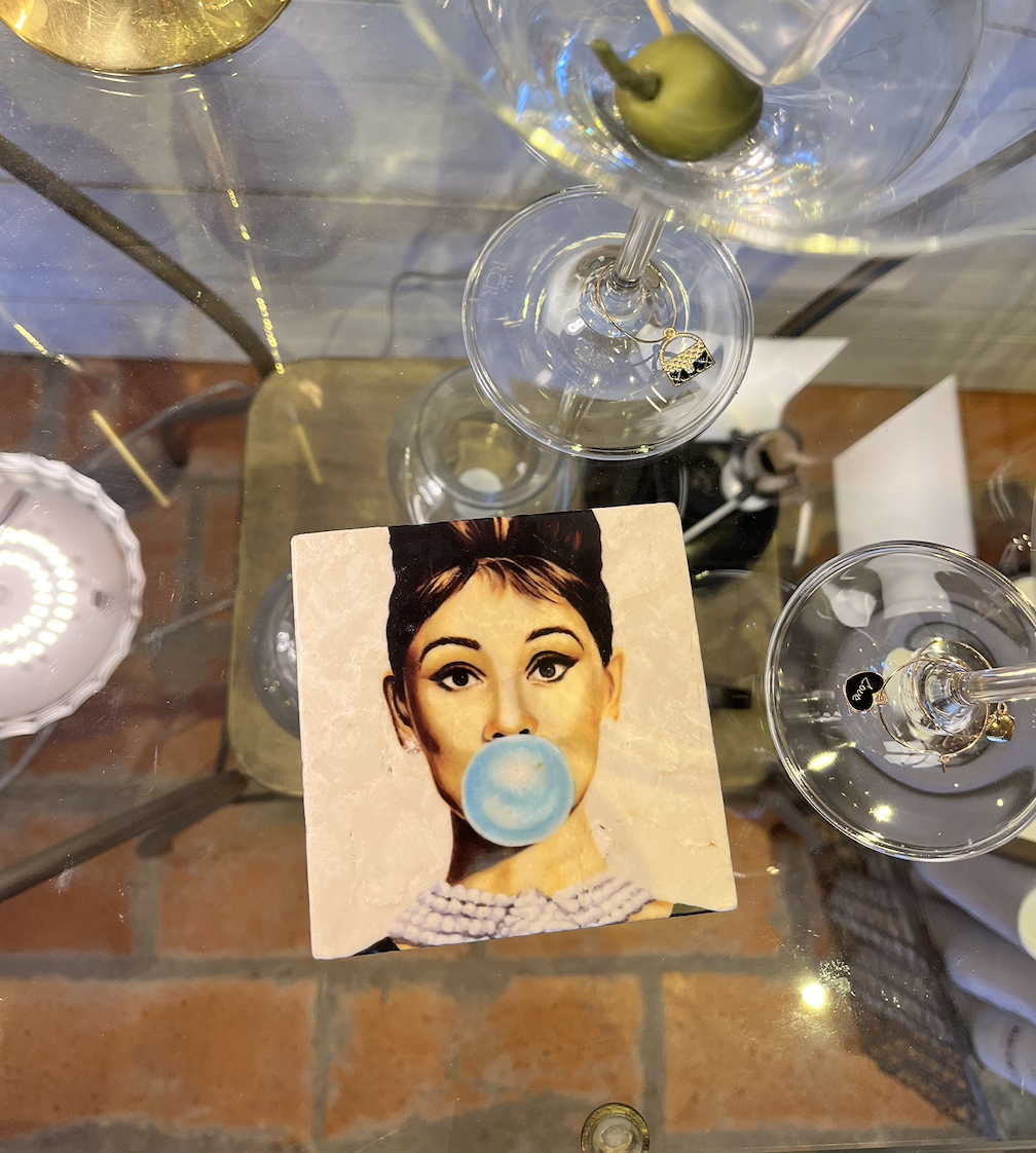 Glasunderlägg -  Audrey Hepburn med blå tuggummibubbla - 2