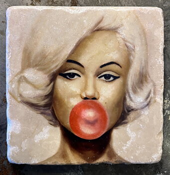 Glasunderlägg -  Marilyn Monroe med rosa tuggummibubbla