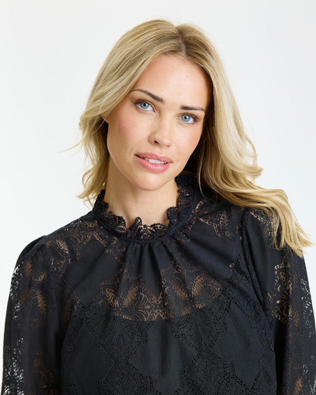 Blus Ariella ståkrage genombruten svart - 3