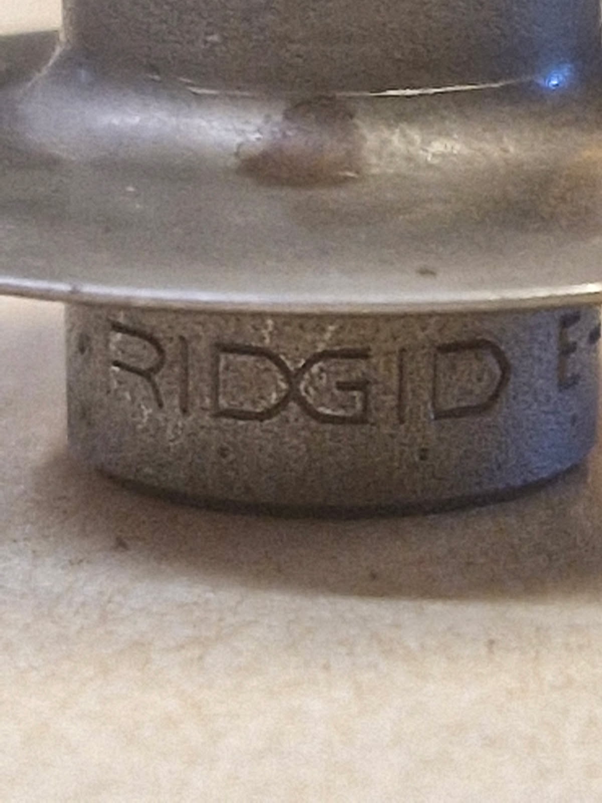 Trissa E-1032 för stålrör
