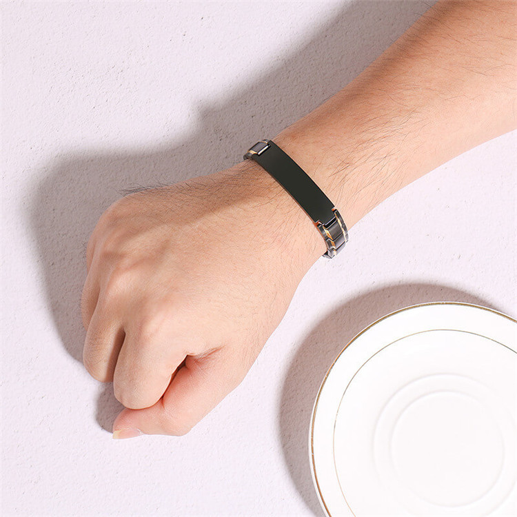 Personligt armbånd i sort/guld med indgravering, 22 cm – Rustfrit stål - 2