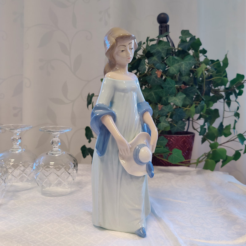 Ung kvinna figurin från Tengra