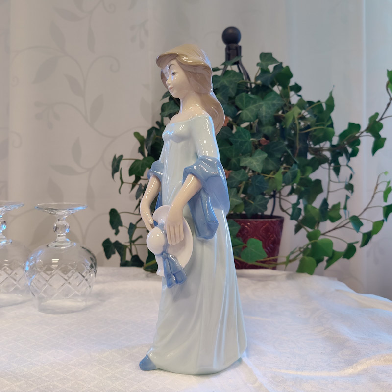 Ung kvinna figurin från Tengra - 2