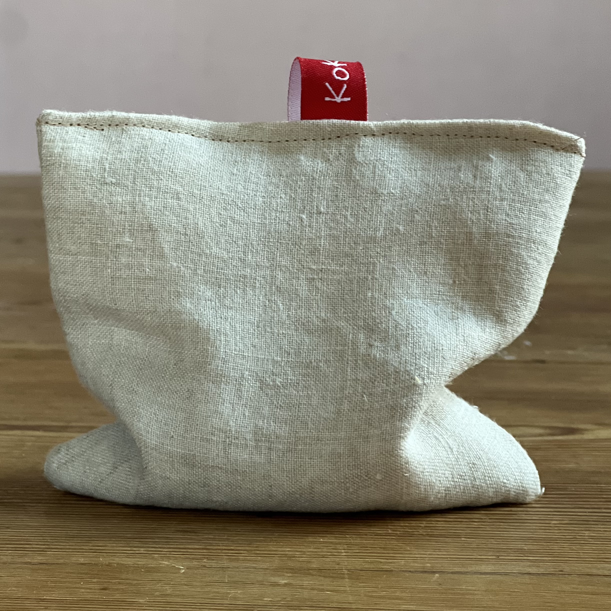 Handgjord sensorisk ärtpåse i linnetyg – Montessori-inspirerat material - Natur