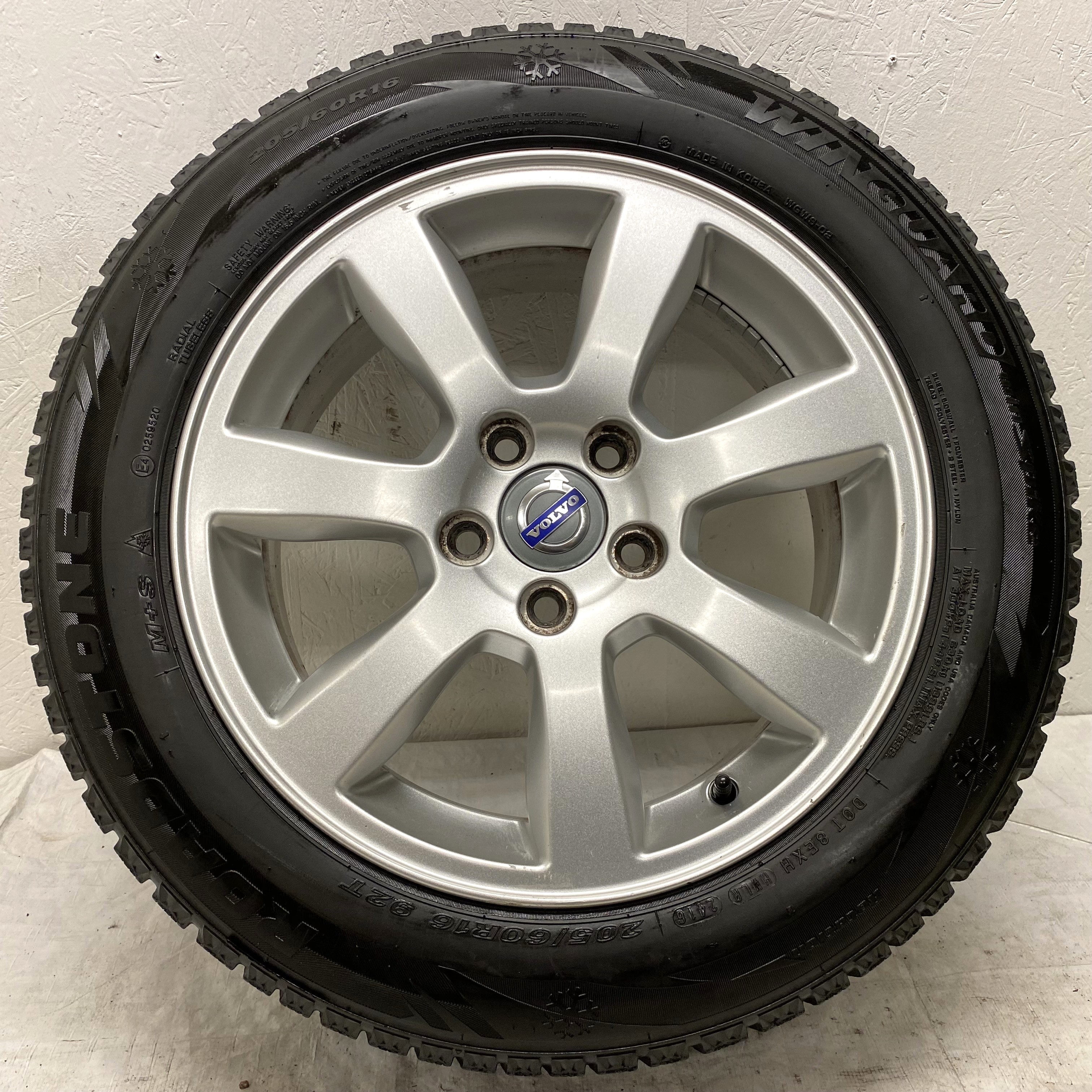 Kompletta Vinterhjul DUBB | 16" VOLVO 31200601 ODEN | 5x108 7x16 ET50 63.4 +  205/60 R16 92T Roadstone WinGuard Win Spike | V24-2016 | 8mm | 8mm | 7.5mm | 7.5mm - 13