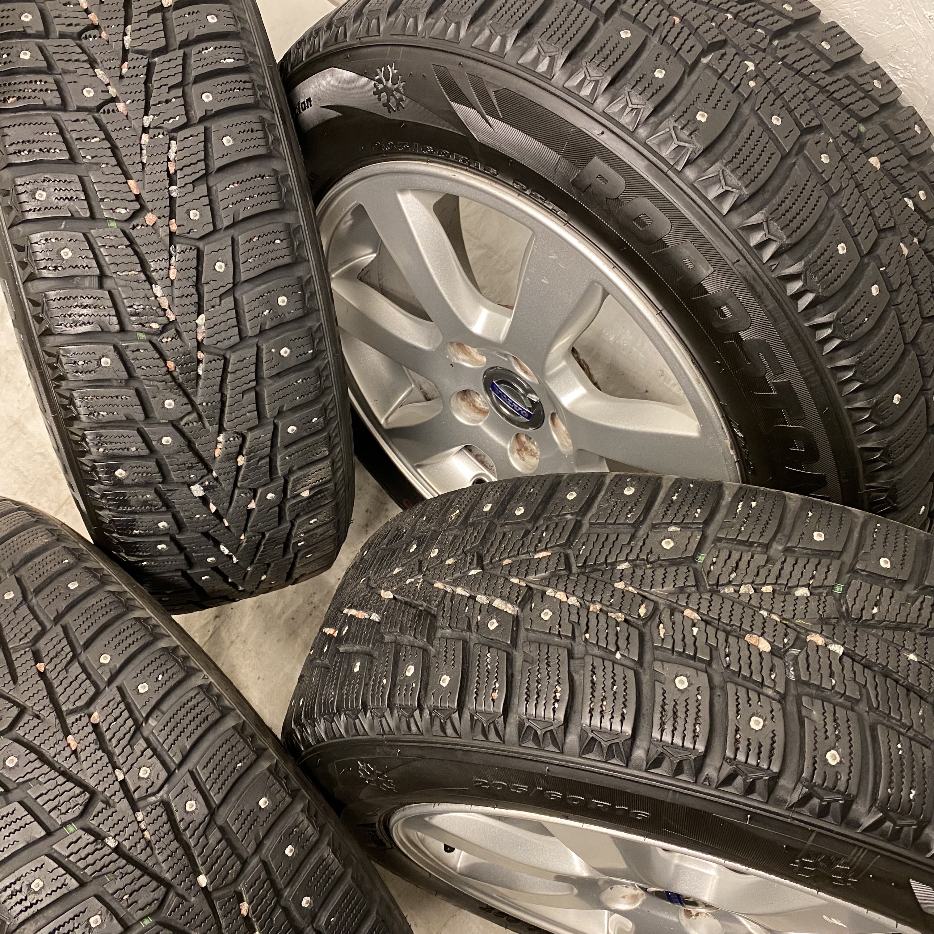 Kompletta Vinterhjul DUBB | 16" VOLVO 31200601 ODEN | 5x108 7x16 ET50 63.4 +  205/60 R16 92T Roadstone WinGuard Win Spike | V24-2016 | 8mm | 8mm | 7.5mm | 7.5mm - 4