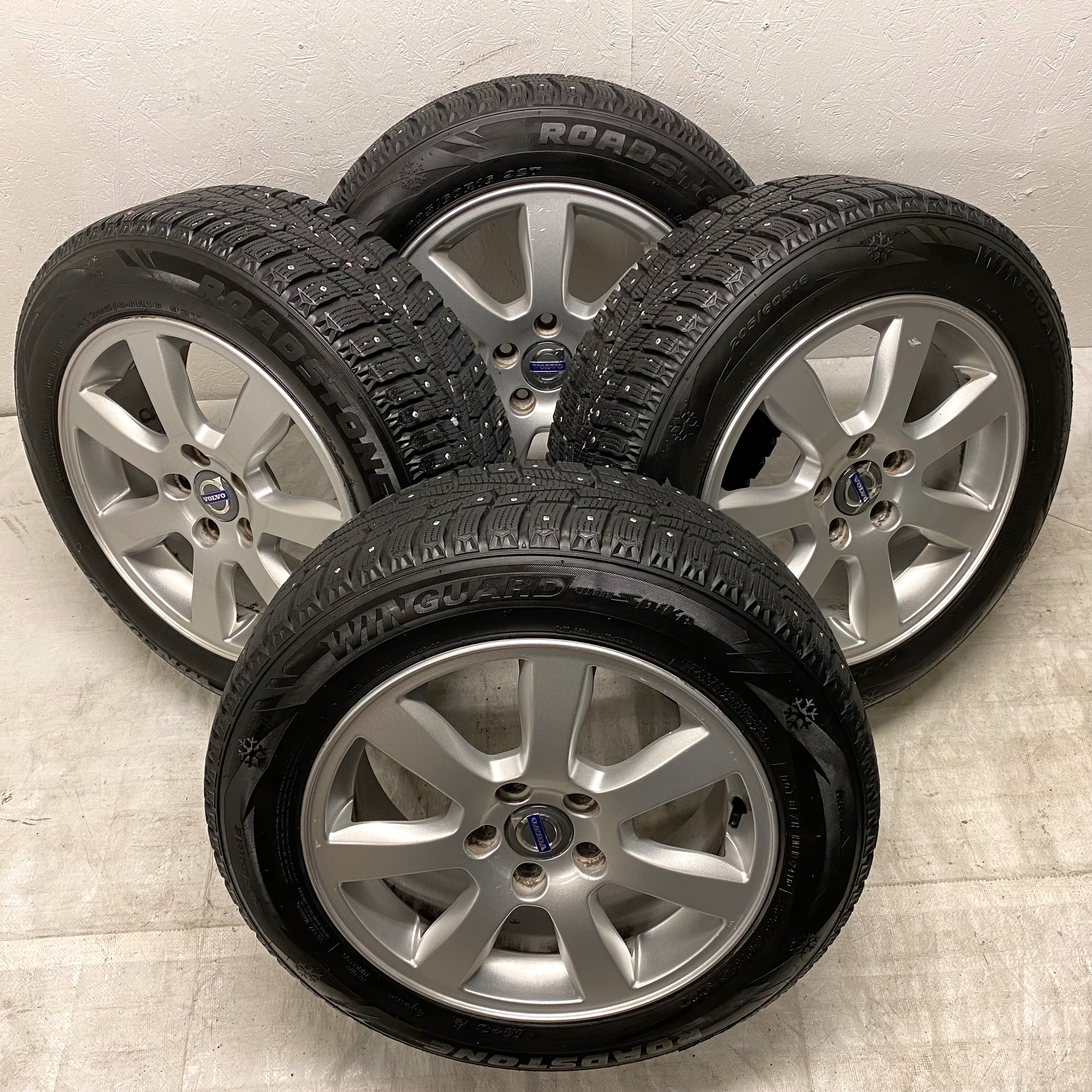Kompletta Vinterhjul DUBB | 16" VOLVO 31200601 ODEN | 5x108 7x16 ET50 63.4 +  205/60 R16 92T Roadstone WinGuard Win Spike | V24-2016 | 8mm | 8mm | 7.5mm | 7.5mm - 2