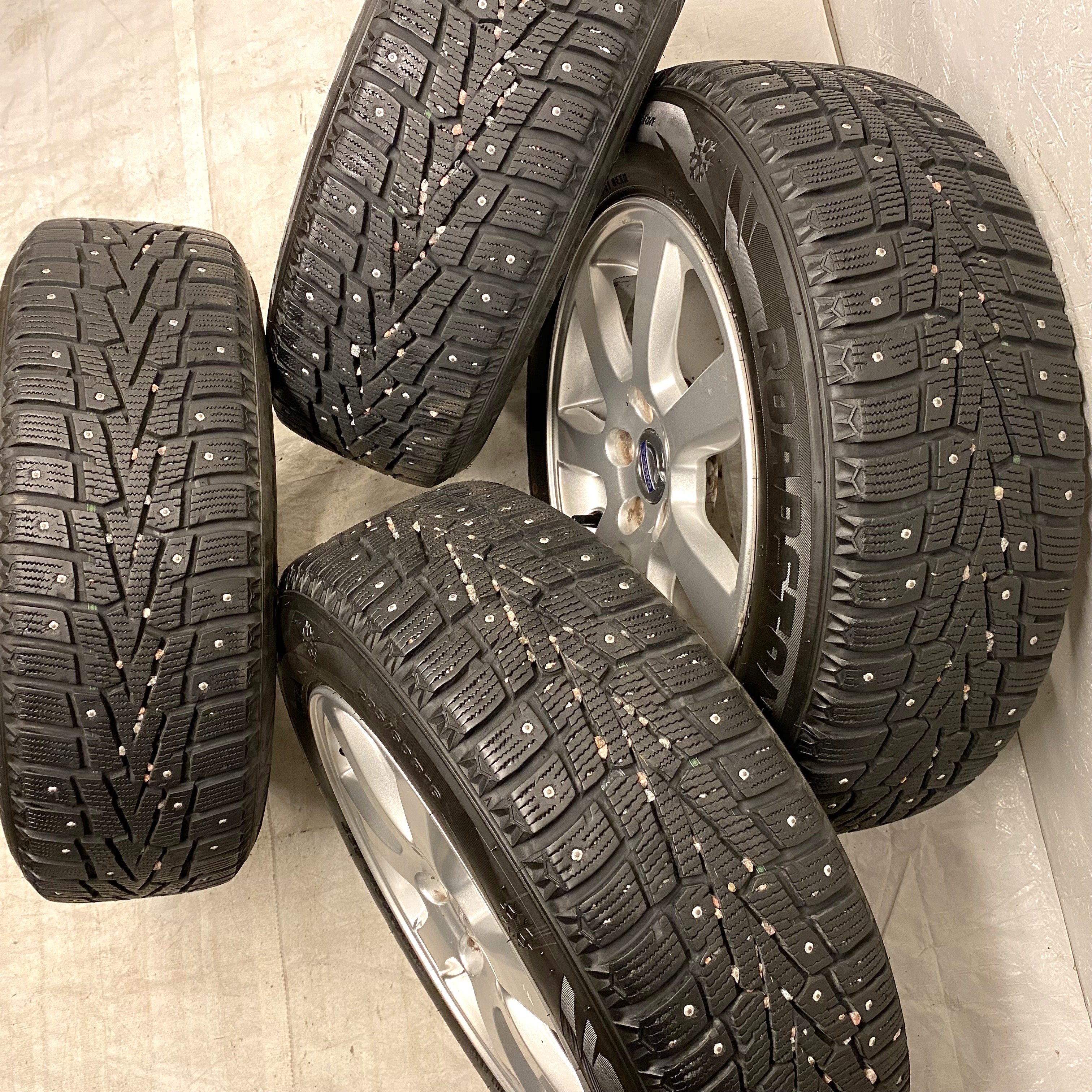 Kompletta Vinterhjul DUBB | 16" VOLVO 31200601 ODEN | 5x108 7x16 ET50 63.4 +  205/60 R16 92T Roadstone WinGuard Win Spike | V24-2016 | 8mm | 8mm | 7.5mm | 7.5mm - 5