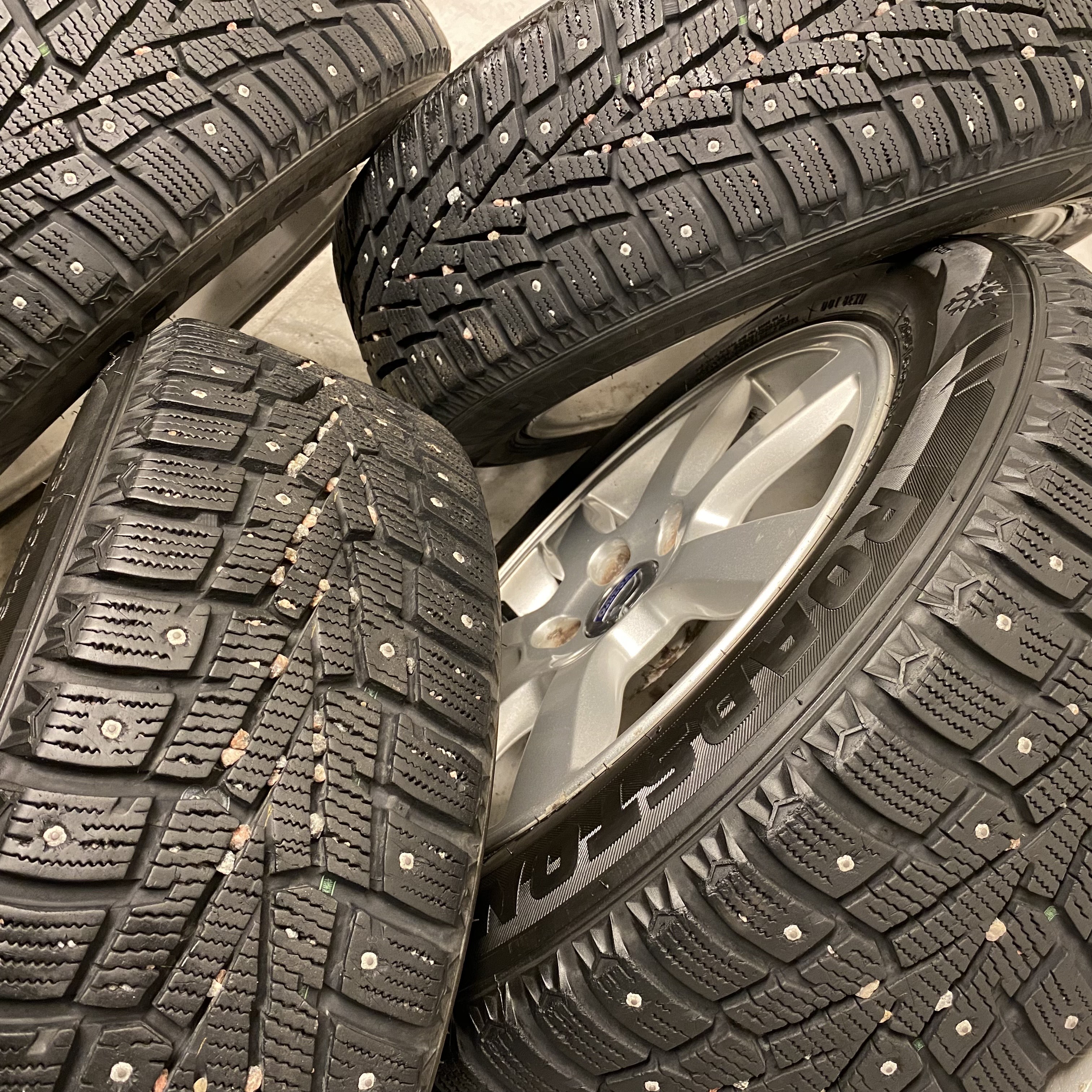 Kompletta Vinterhjul DUBB | 16" VOLVO 31200601 ODEN | 5x108 7x16 ET50 63.4 +  205/60 R16 92T Roadstone WinGuard Win Spike | V24-2016 | 8mm | 8mm | 7.5mm | 7.5mm - 6