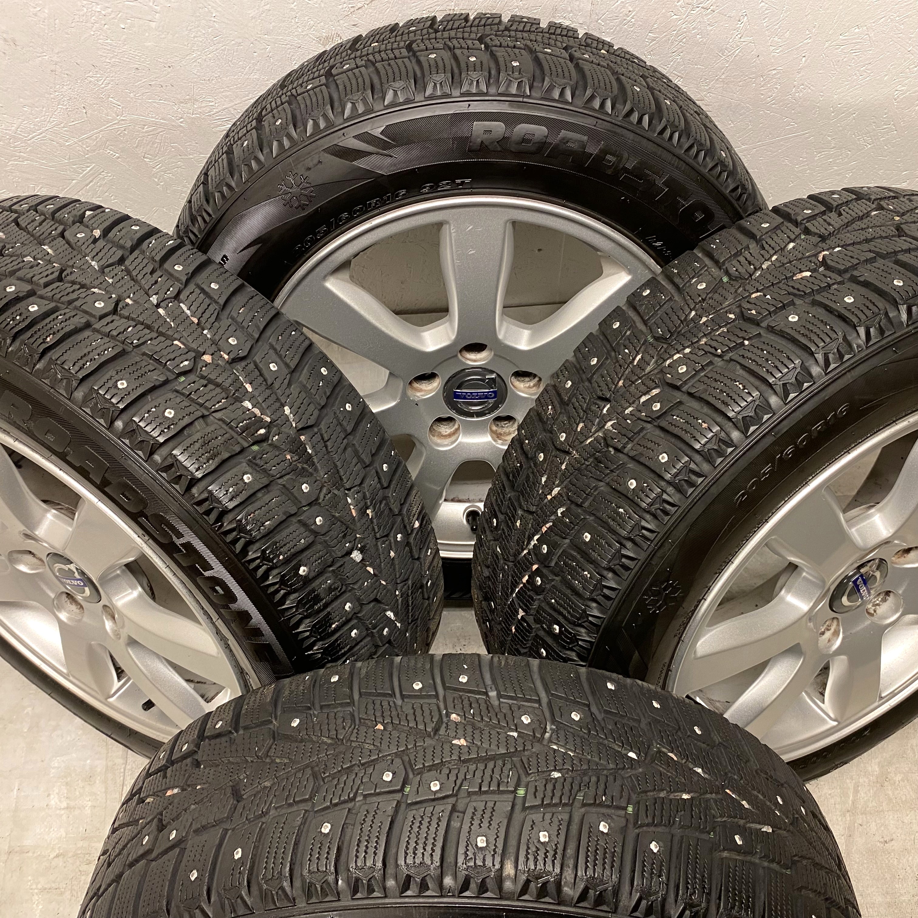 Kompletta Vinterhjul DUBB | 16" VOLVO 31200601 ODEN | 5x108 7x16 ET50 63.4 +  205/60 R16 92T Roadstone WinGuard Win Spike | V24-2016 | 8mm | 8mm | 7.5mm | 7.5mm - 3