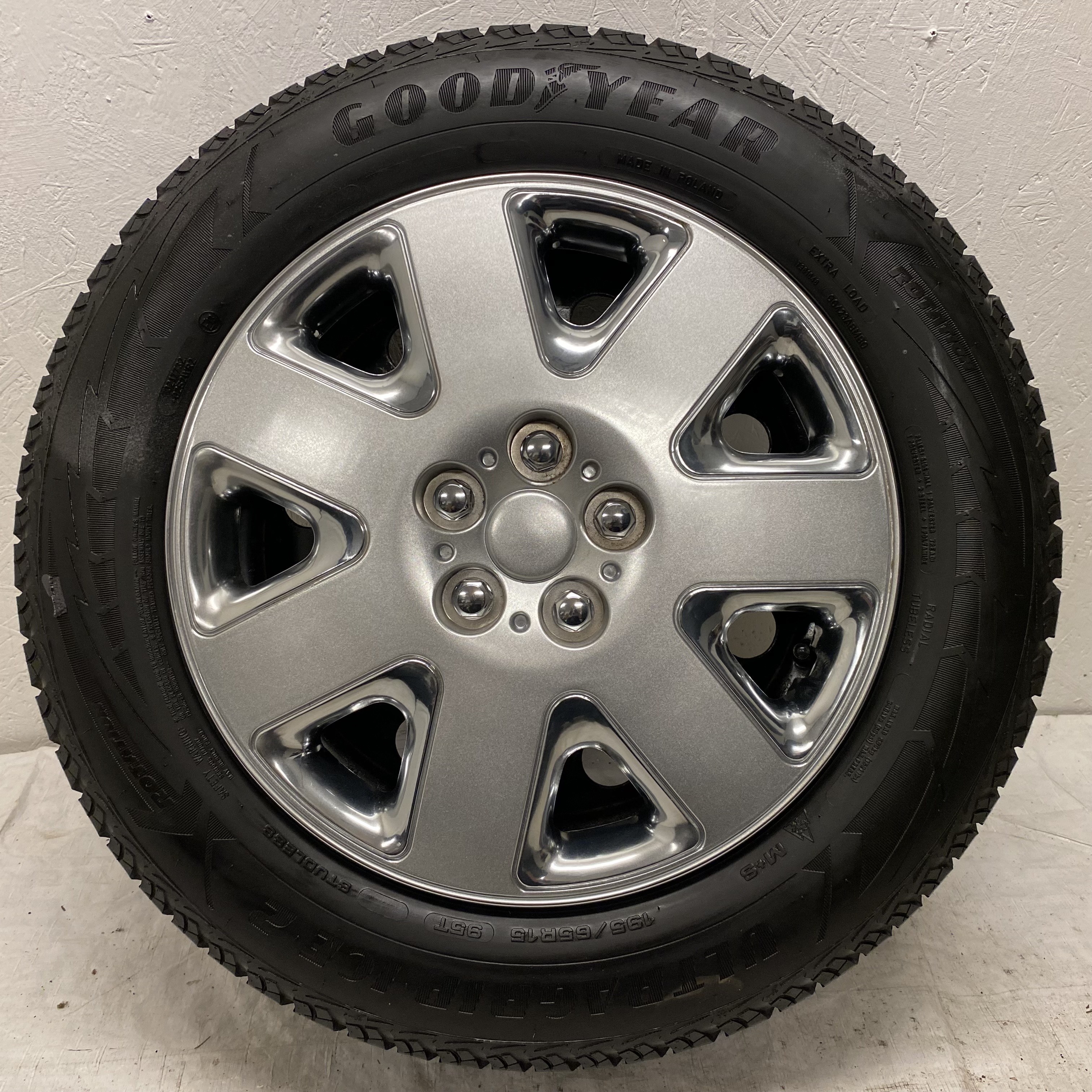 Kompletta Vinterhjul FRIKTION | 15" VOLVO 940 PLÅT 1387534 | 5x108 6x15 ET25 65.1 +  195/65 R15 95T Goodyear Ultra Grip Ice 2 | V38-2017 | 4.5mm | 4.5mm | 4mm | 4mm - 5