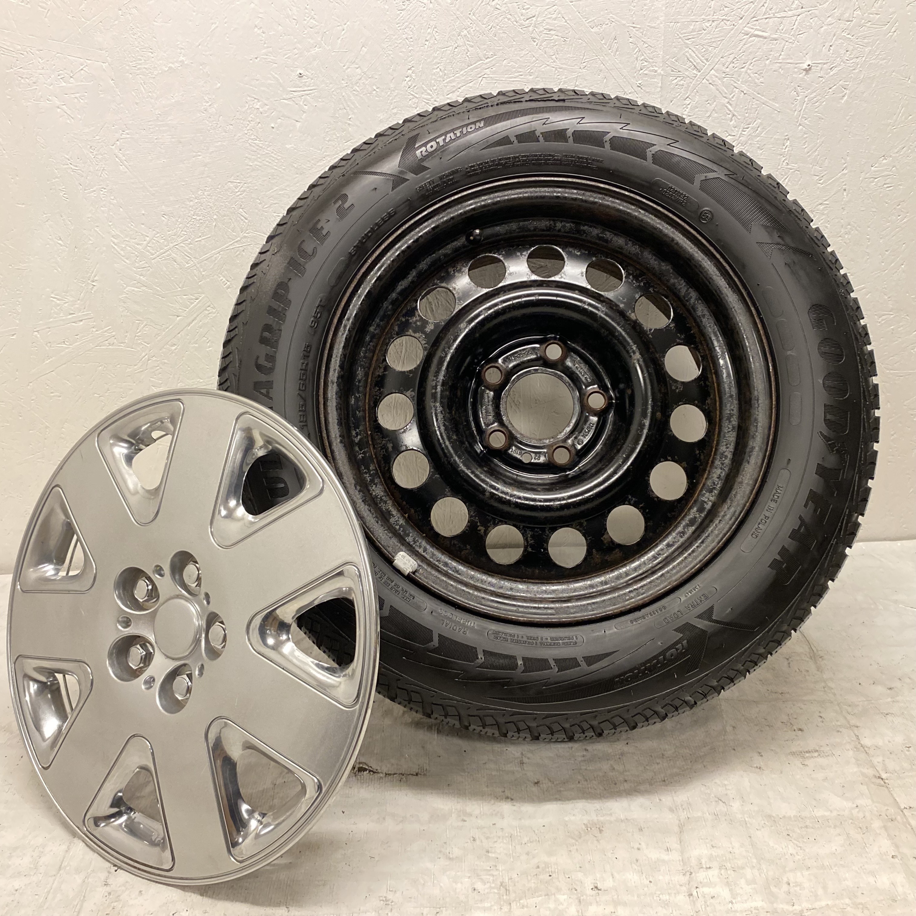 Kompletta Vinterhjul FRIKTION | 15" VOLVO 940 PLÅT 1387534 | 5x108 6x15 ET25 65.1 +  195/65 R15 95T Goodyear Ultra Grip Ice 2 | V38-2017 | 4.5mm | 4.5mm | 4mm | 4mm - 15