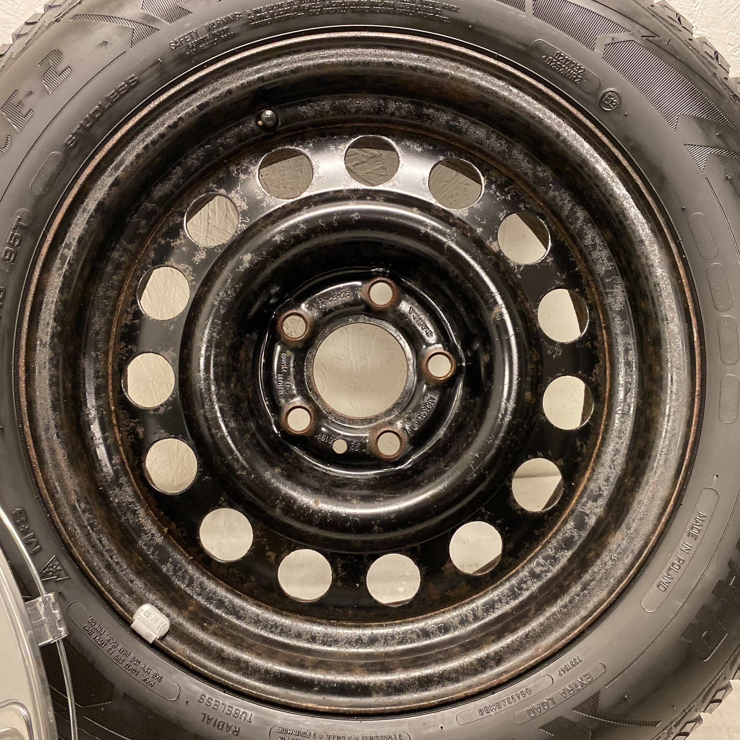 Kompletta Vinterhjul FRIKTION | 15" VOLVO 940 PLÅT 1387534 | 5x108 6x15 ET25 65.1 +  195/65 R15 95T Goodyear Ultra Grip Ice 2 | V38-2017 | 4.5mm | 4.5mm | 4mm | 4mm - 16