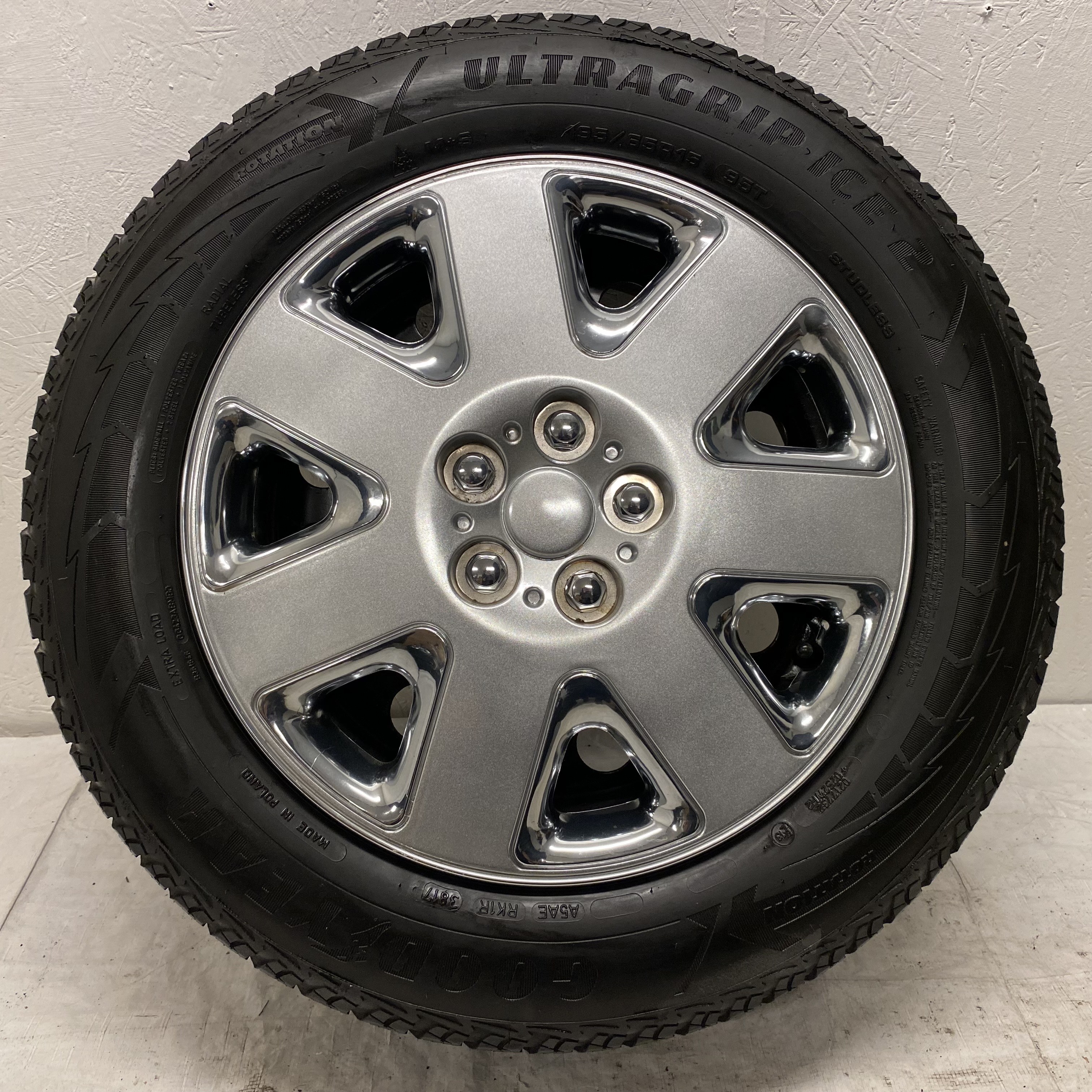 Kompletta Vinterhjul FRIKTION | 15" VOLVO 940 PLÅT 1387534 | 5x108 6x15 ET25 65.1 +  195/65 R15 95T Goodyear Ultra Grip Ice 2 | V38-2017 | 4.5mm | 4.5mm | 4mm | 4mm - 8