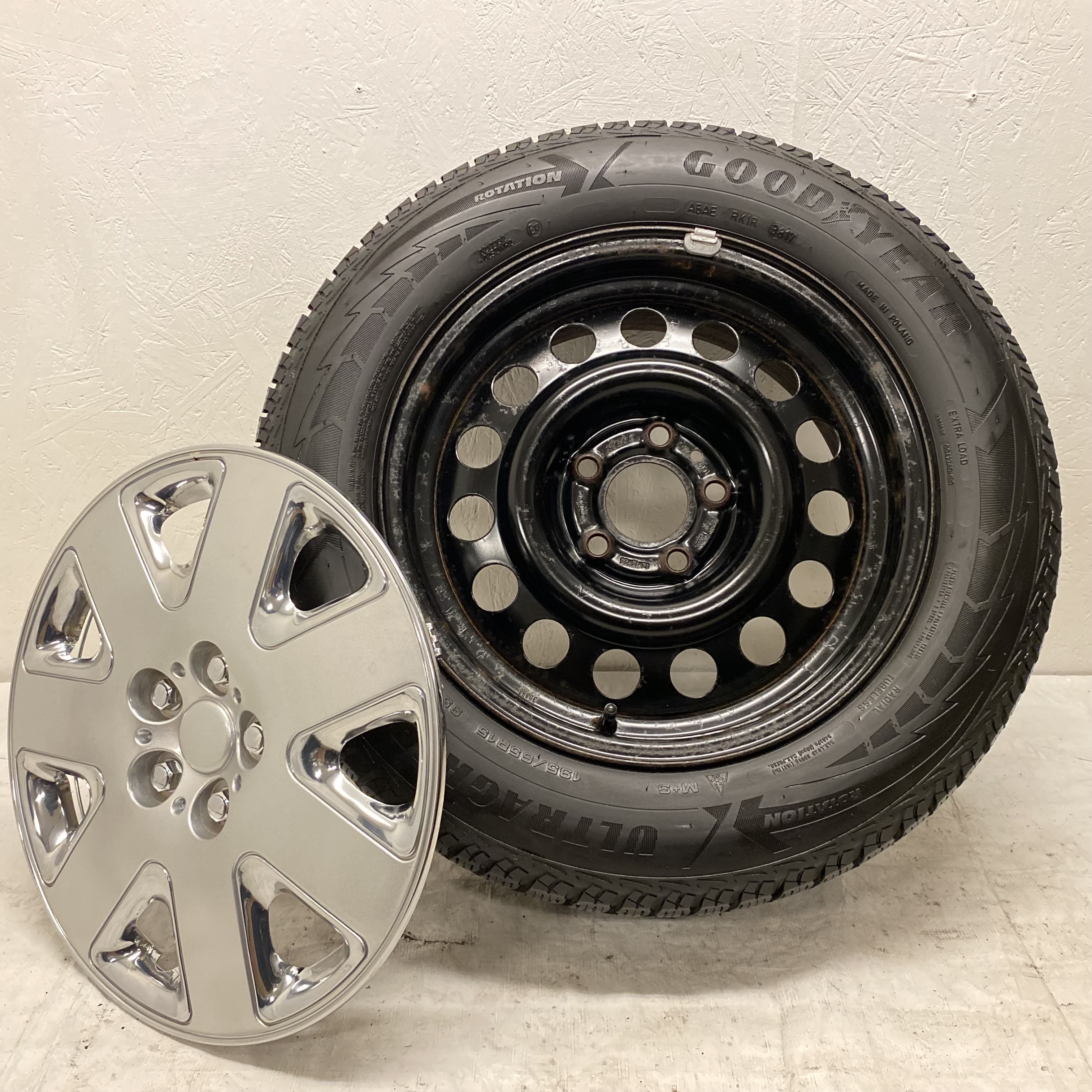 Kompletta Vinterhjul FRIKTION | 15" VOLVO 940 PLÅT 1387534 | 5x108 6x15 ET25 65.1 +  195/65 R15 95T Goodyear Ultra Grip Ice 2 | V38-2017 | 4.5mm | 4.5mm | 4mm | 4mm - 12