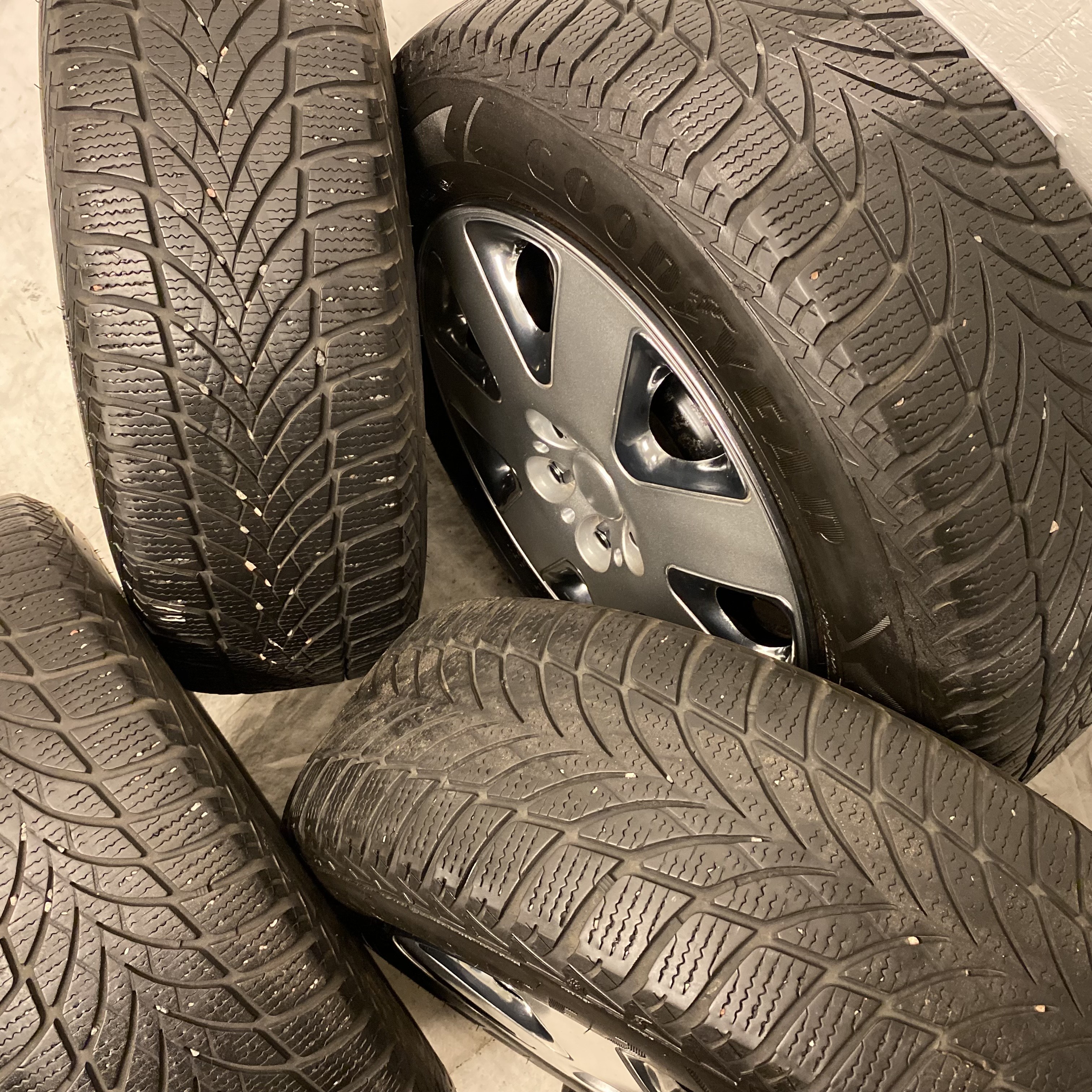 Kompletta Vinterhjul FRIKTION | 15" VOLVO 940 PLÅT 1387534 | 5x108 6x15 ET25 65.1 +  195/65 R15 95T Goodyear Ultra Grip Ice 2 | V38-2017 | 4.5mm | 4.5mm | 4mm | 4mm - 4