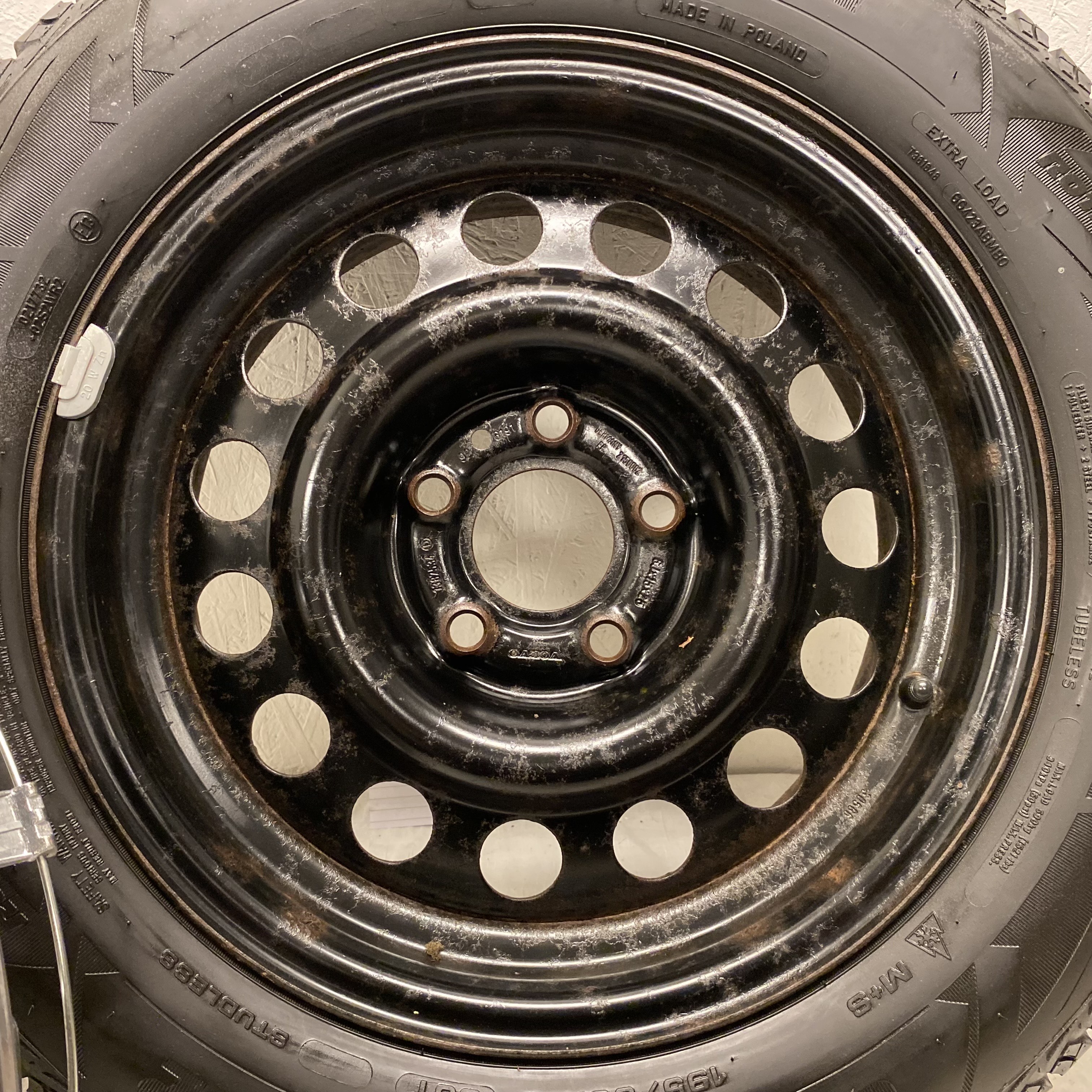 Kompletta Vinterhjul FRIKTION | 15" VOLVO 940 PLÅT 1387534 | 5x108 6x15 ET25 65.1 +  195/65 R15 95T Goodyear Ultra Grip Ice 2 | V38-2017 | 4.5mm | 4.5mm | 4mm | 4mm - 7