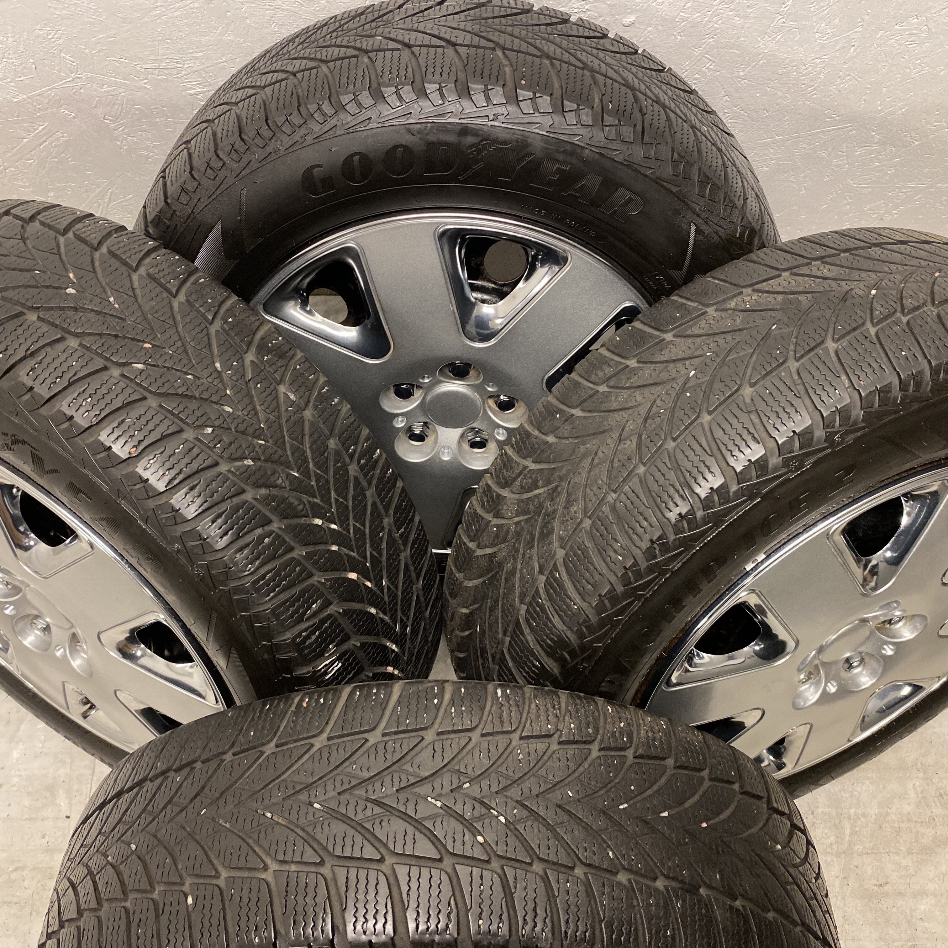 Kompletta Vinterhjul FRIKTION | 15" VOLVO 940 PLÅT 1387534 | 5x108 6x15 ET25 65.1 +  195/65 R15 95T Goodyear Ultra Grip Ice 2 | V38-2017 | 4.5mm | 4.5mm | 4mm | 4mm - 3