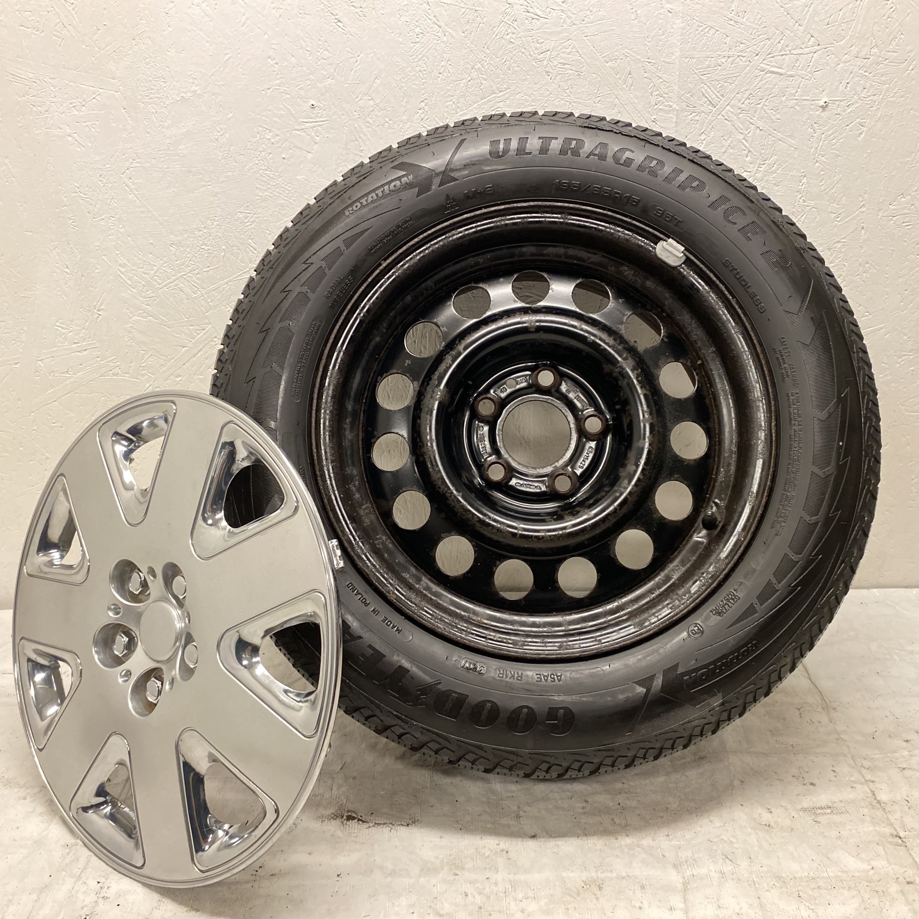 Kompletta Vinterhjul FRIKTION | 15" VOLVO 940 PLÅT 1387534 | 5x108 6x15 ET25 65.1 +  195/65 R15 95T Goodyear Ultra Grip Ice 2 | V38-2017 | 4.5mm | 4.5mm | 4mm | 4mm - 9