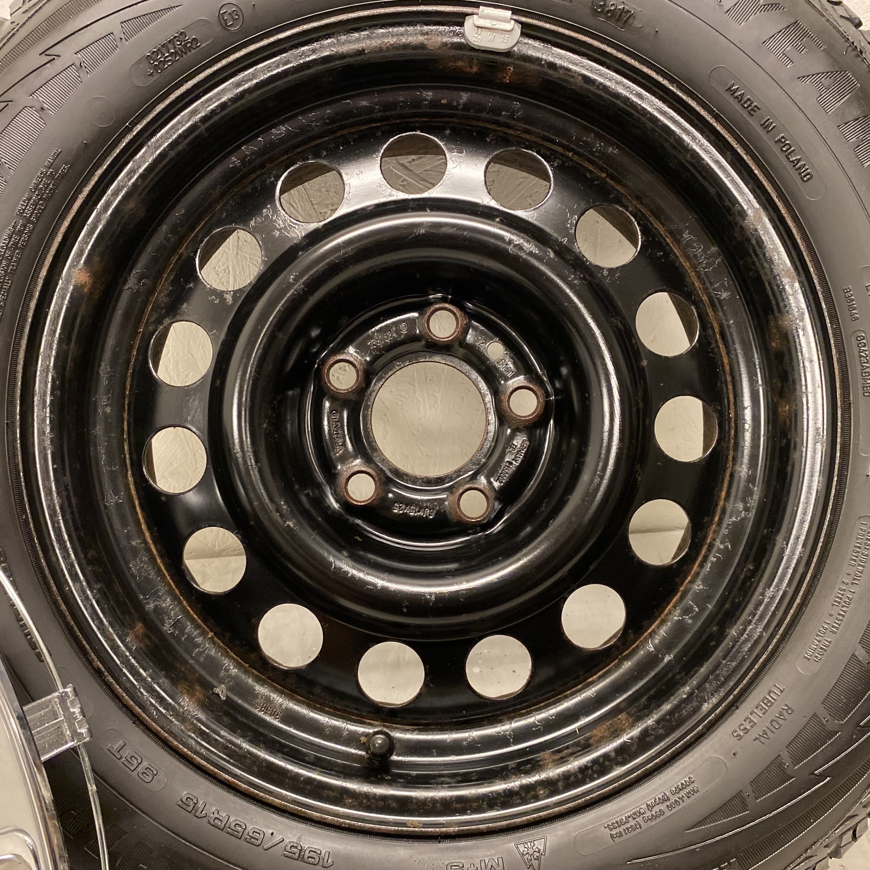 Kompletta Vinterhjul FRIKTION | 15" VOLVO 940 PLÅT 1387534 | 5x108 6x15 ET25 65.1 +  195/65 R15 95T Goodyear Ultra Grip Ice 2 | V38-2017 | 4.5mm | 4.5mm | 4mm | 4mm - 13