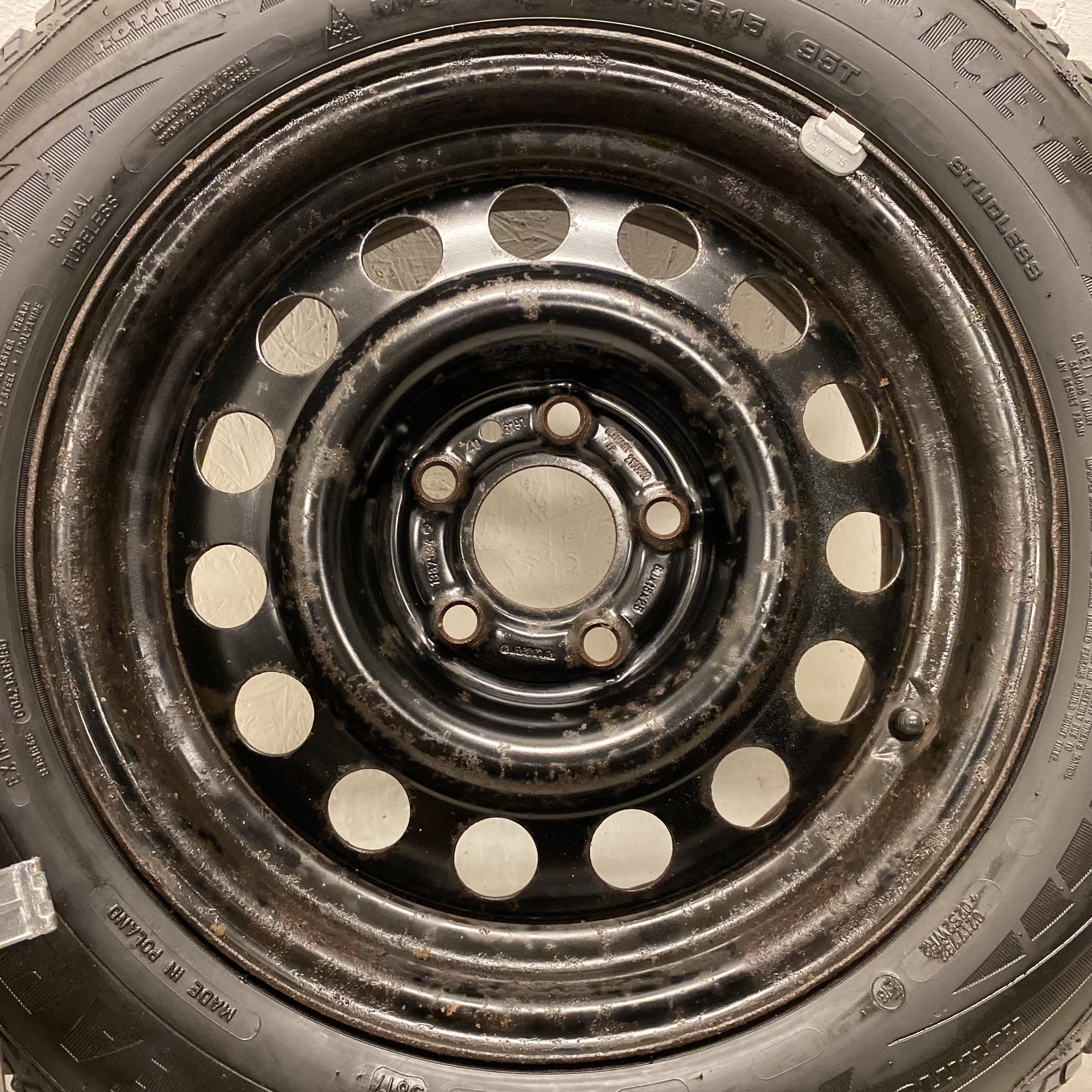 Kompletta Vinterhjul FRIKTION | 15" VOLVO 940 PLÅT 1387534 | 5x108 6x15 ET25 65.1 +  195/65 R15 95T Goodyear Ultra Grip Ice 2 | V38-2017 | 4.5mm | 4.5mm | 4mm | 4mm - 10