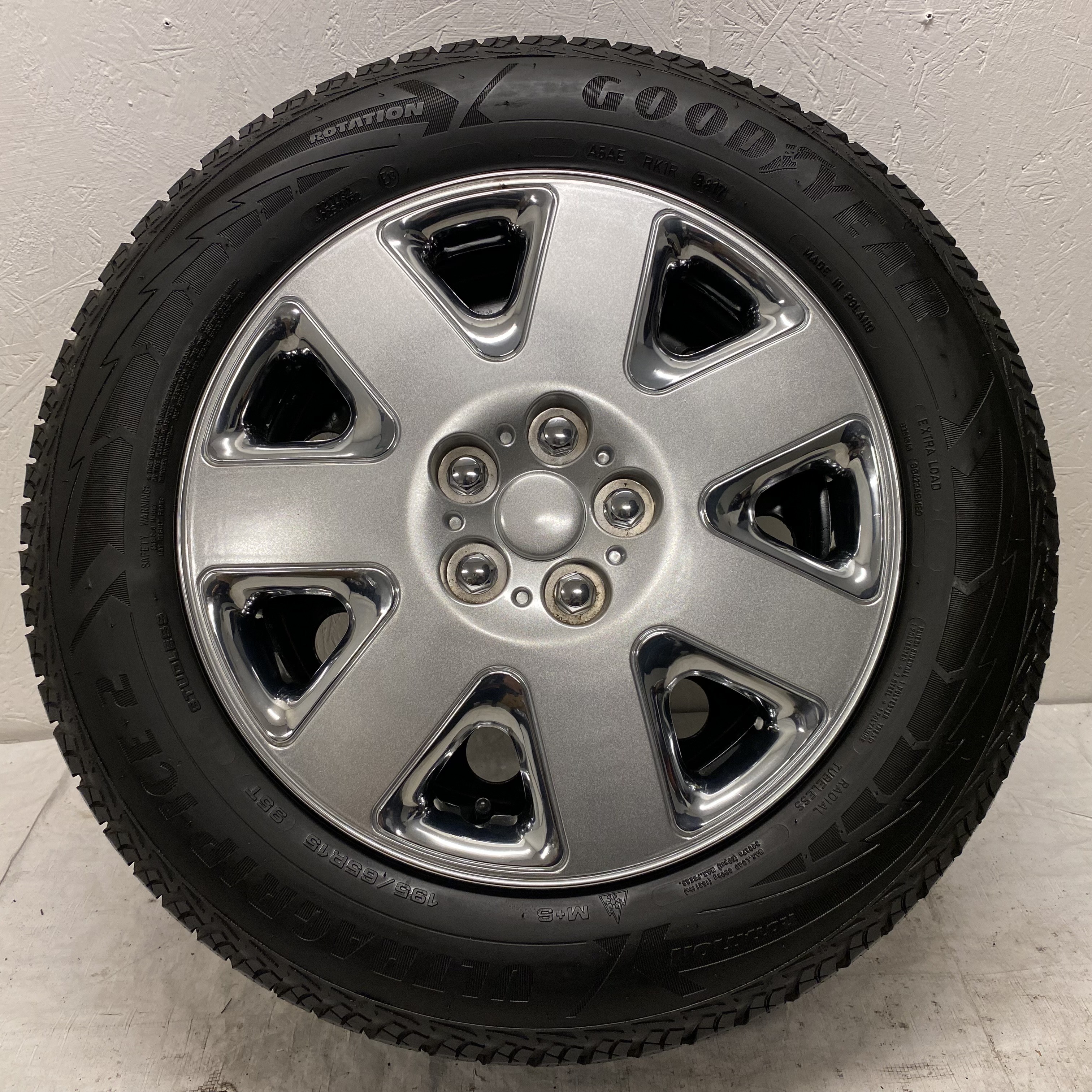 Kompletta Vinterhjul FRIKTION | 15" VOLVO 940 PLÅT 1387534 | 5x108 6x15 ET25 65.1 +  195/65 R15 95T Goodyear Ultra Grip Ice 2 | V38-2017 | 4.5mm | 4.5mm | 4mm | 4mm - 11